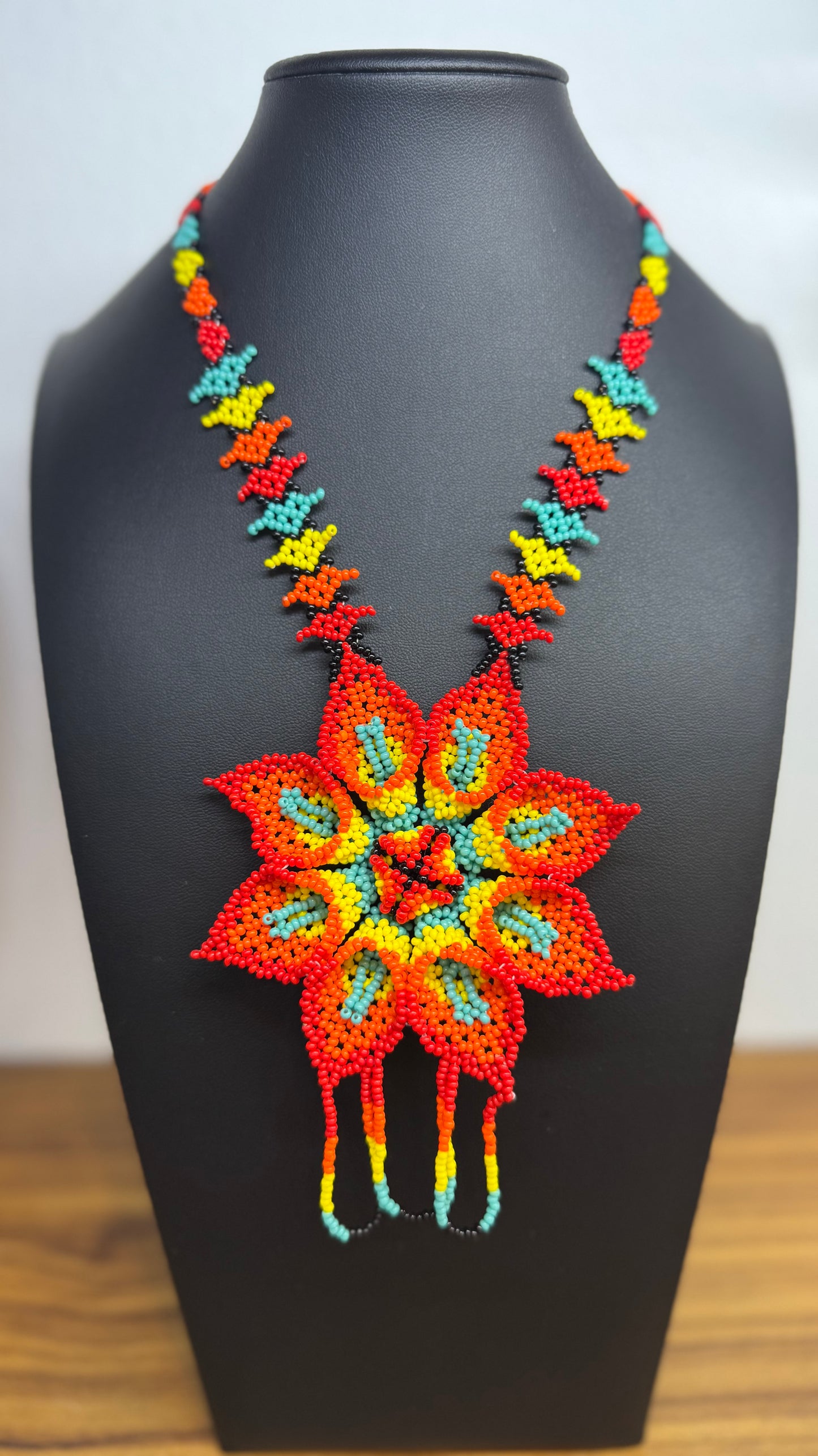 Collar Huichol de flor naranja