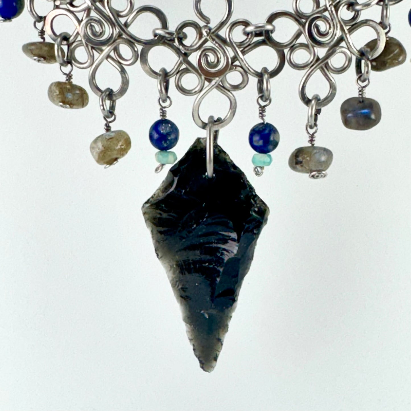 Collar con flecha de obsidiana y piedras pequeñas