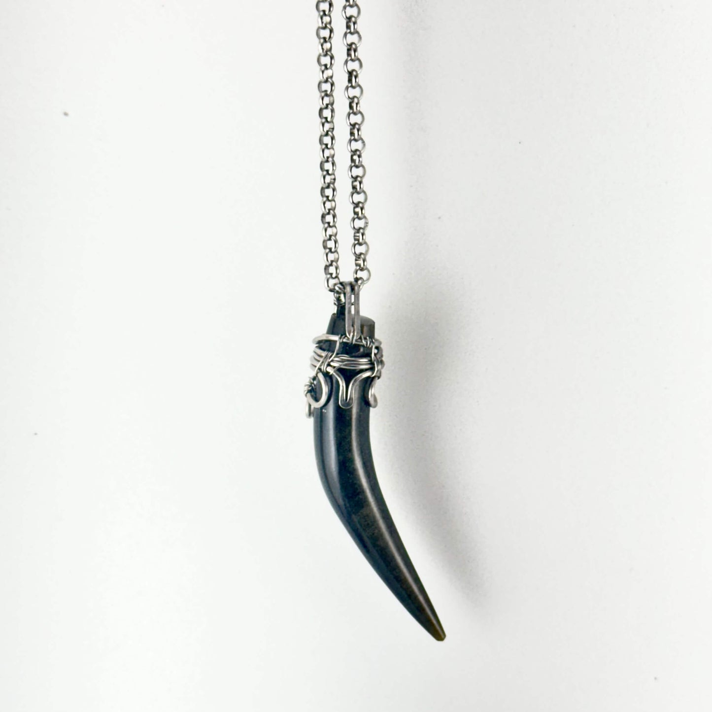 Colmillo de obsidiana dorada
