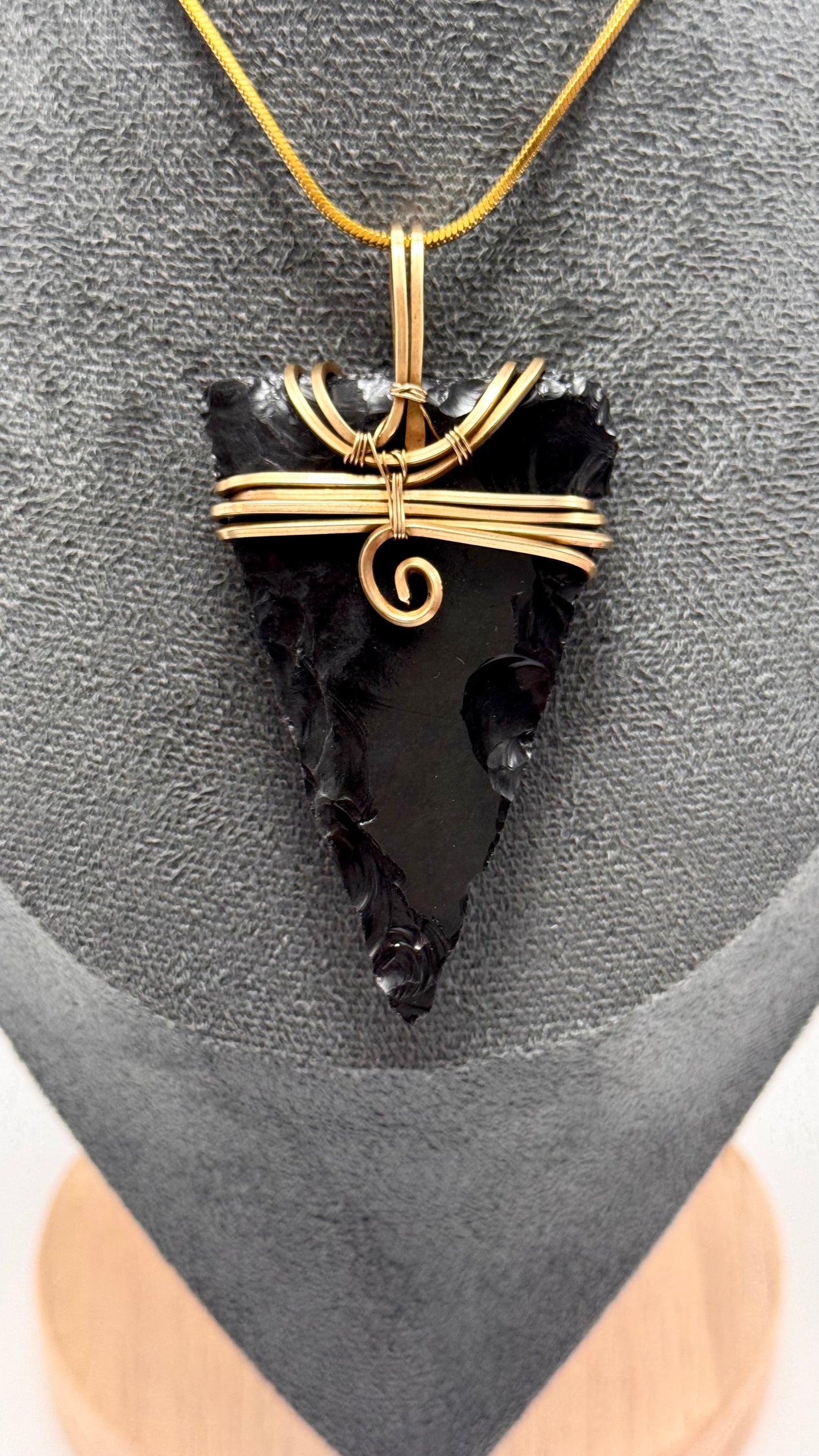 Dije de Flecha de obsidiana negra rústica.