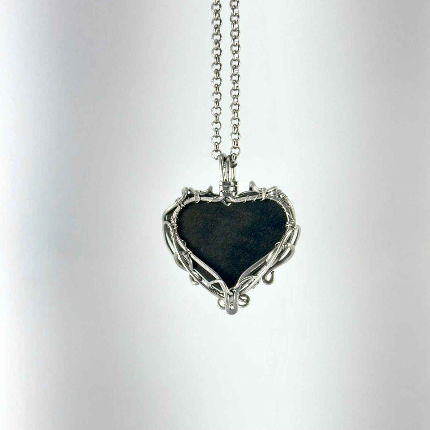 Dije de corazón de Obsidiana dorada