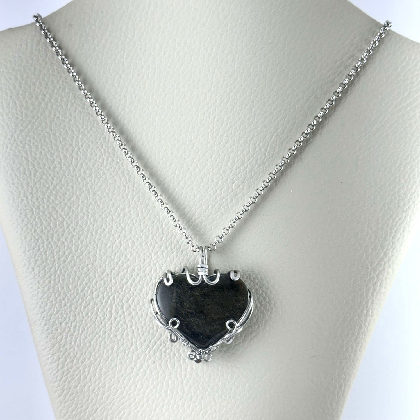 Dije de corazón de Obsidiana dorada