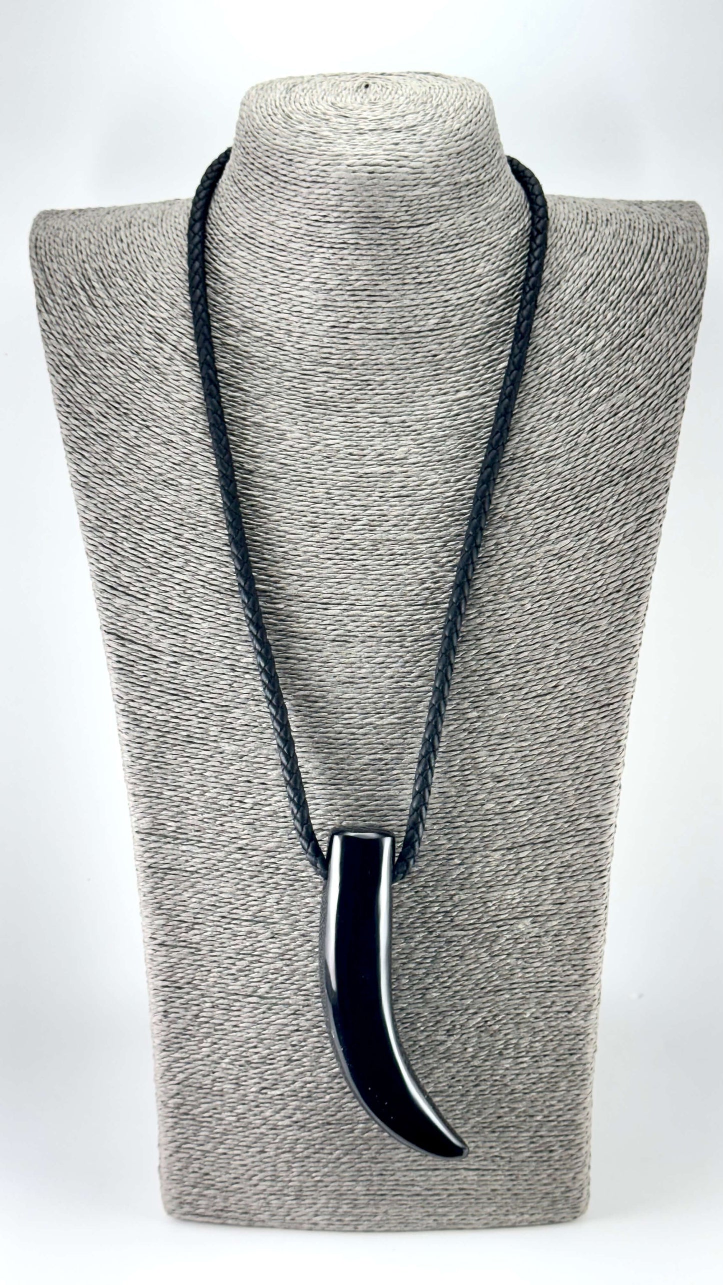 Collar de colmillo de obsidiana negra