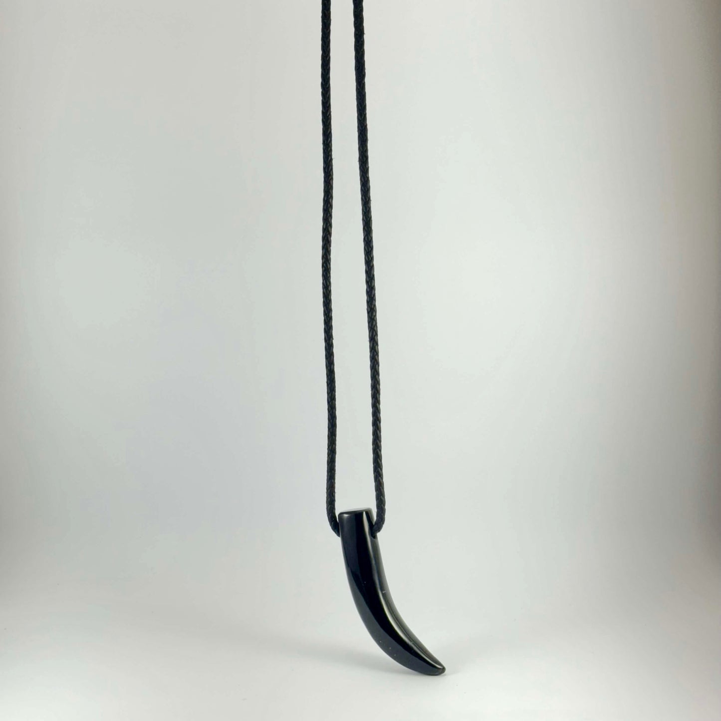 Collar de colmillo de obsidiana negra