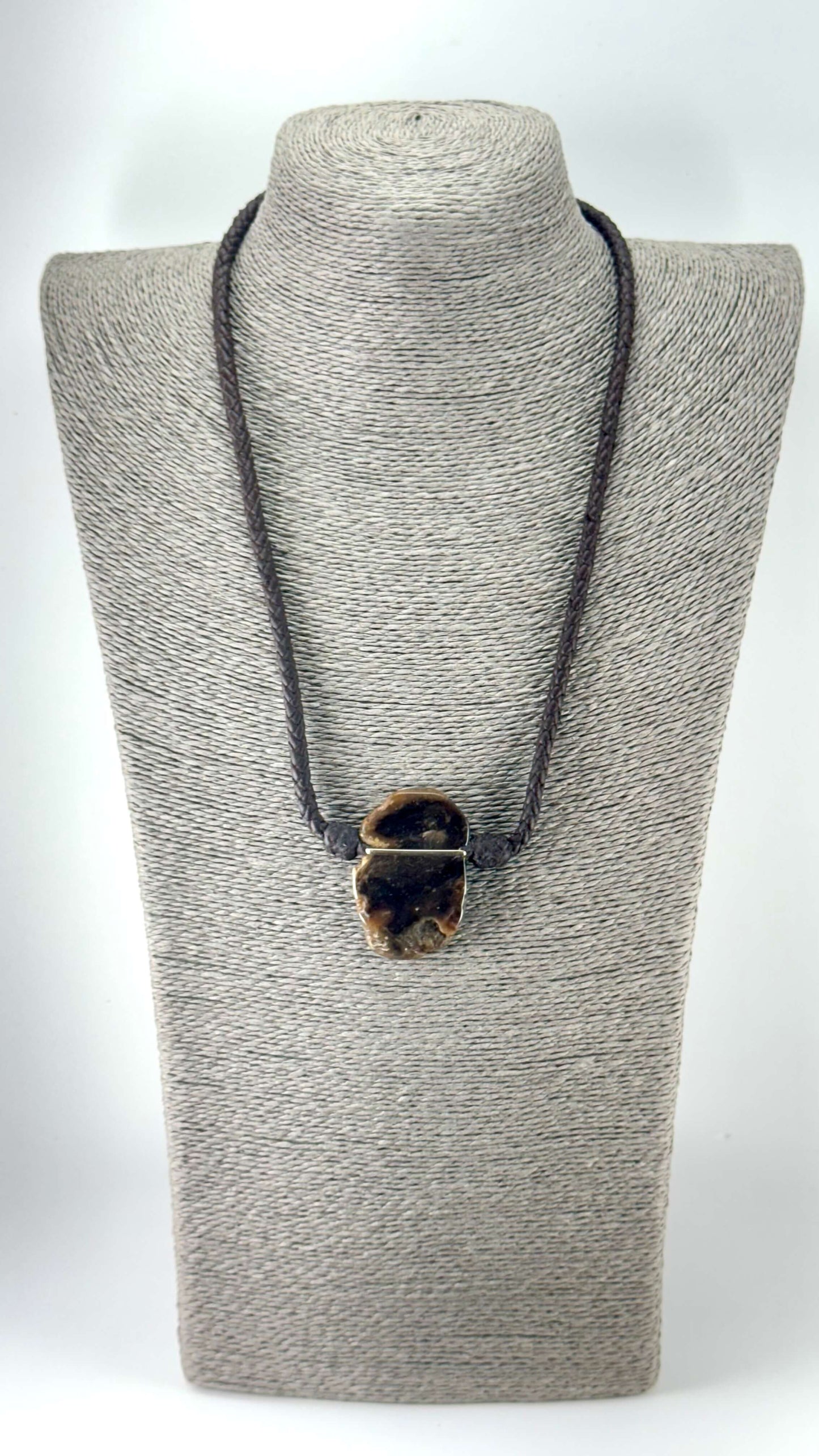 Collar de cuero con madera fósil