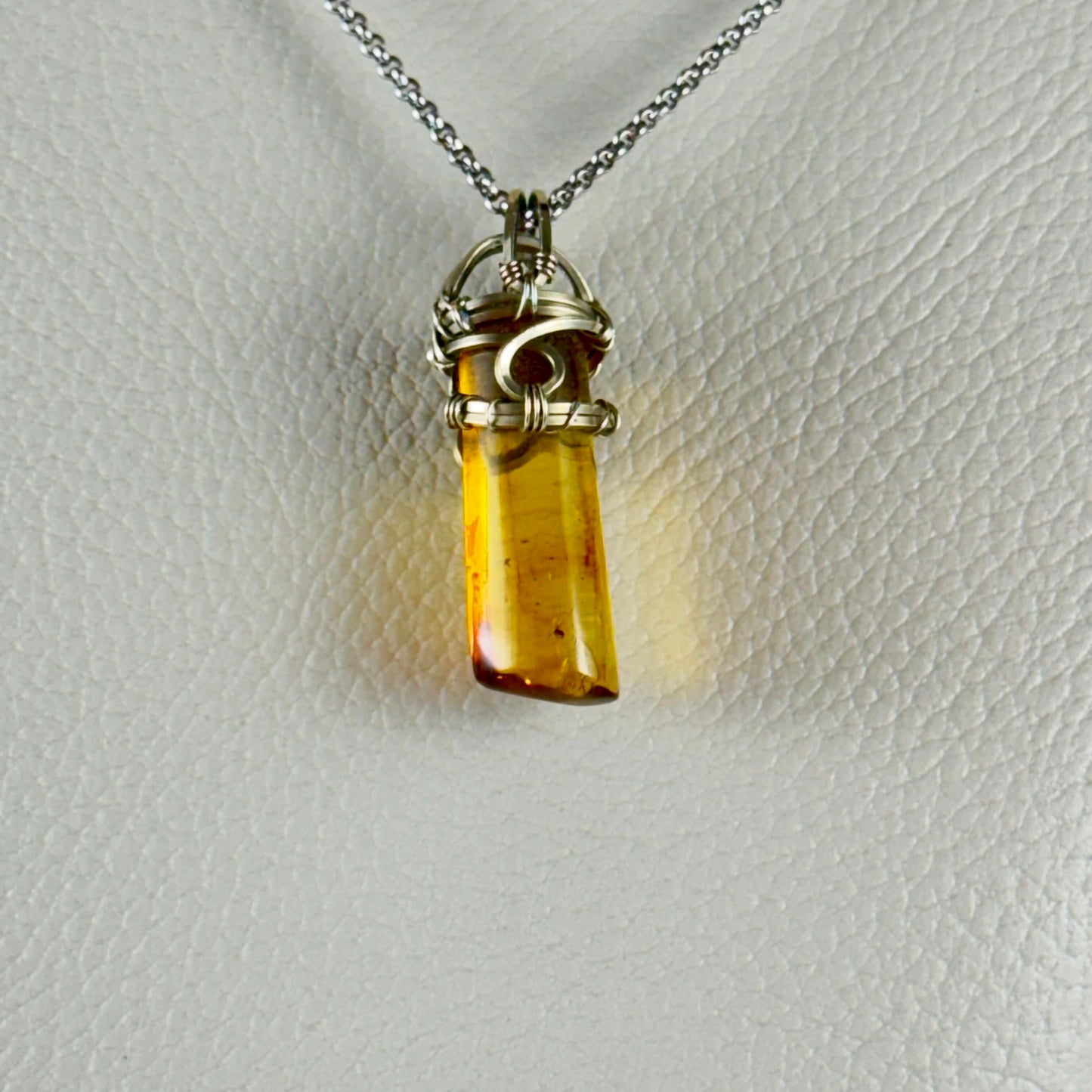 Dije de Ámbar con insecto (forma cilíndrica)