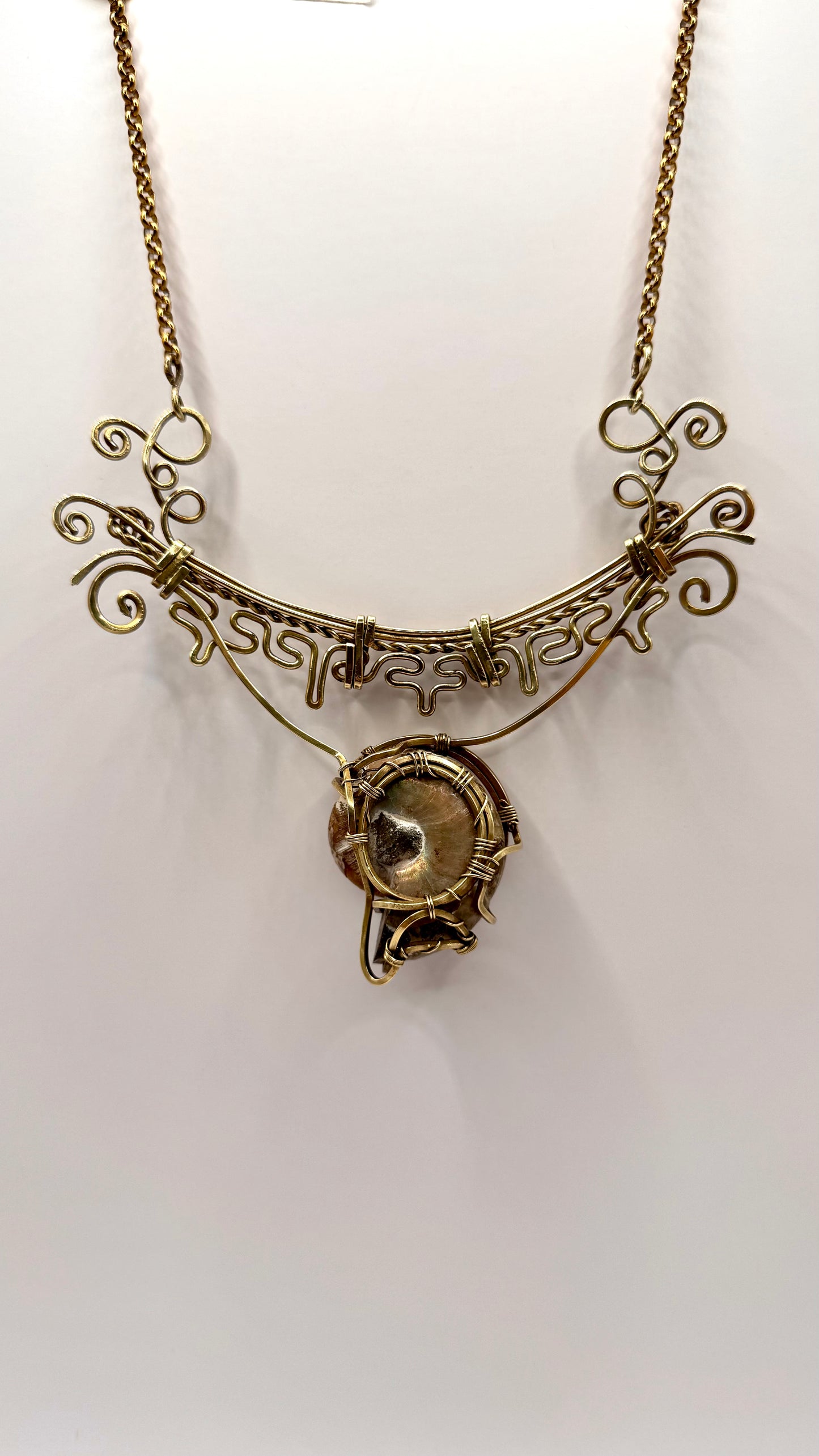Collar de Amonite en latón