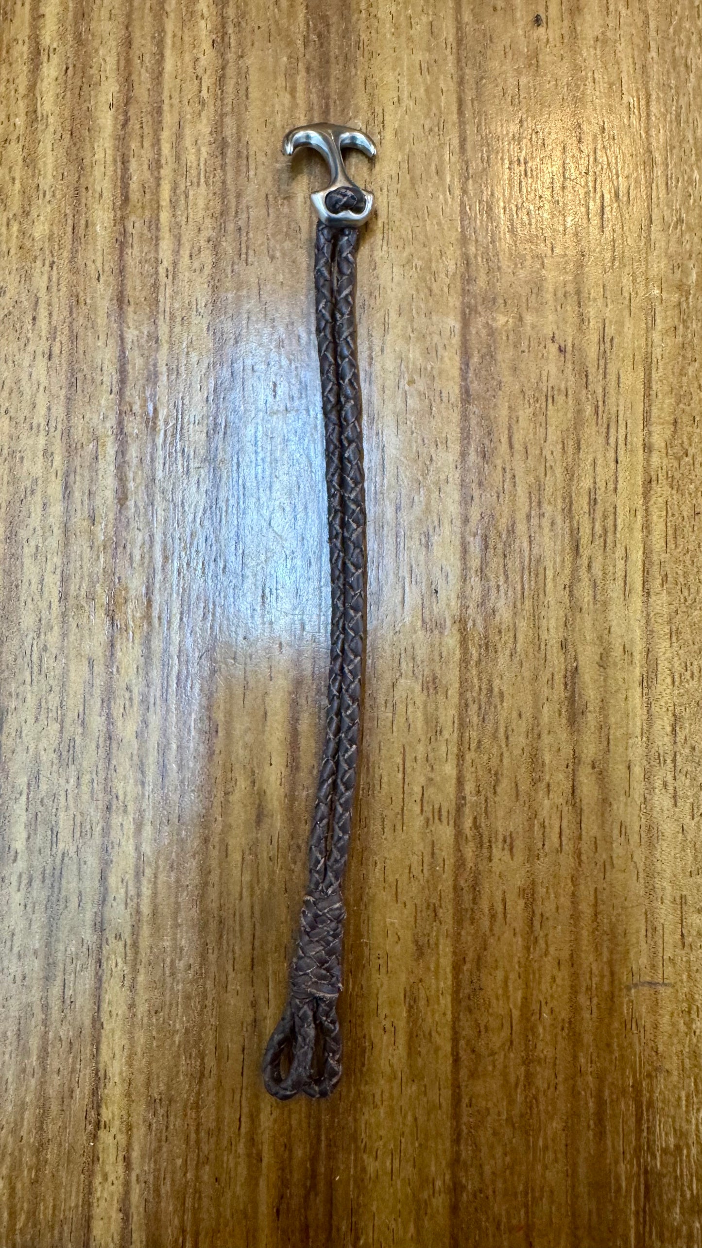 Pulsera de cuero con ancla. Medida personalizable.