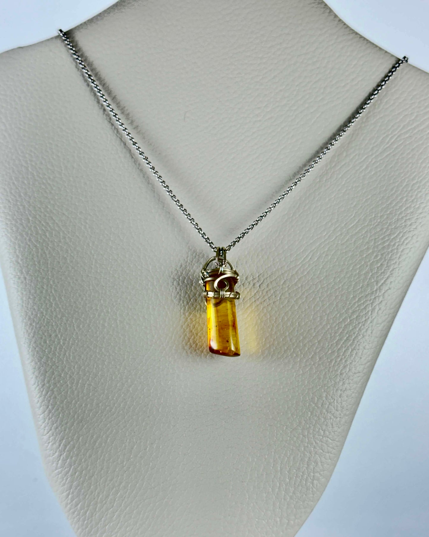Dije de Ámbar con insecto (forma cilíndrica)