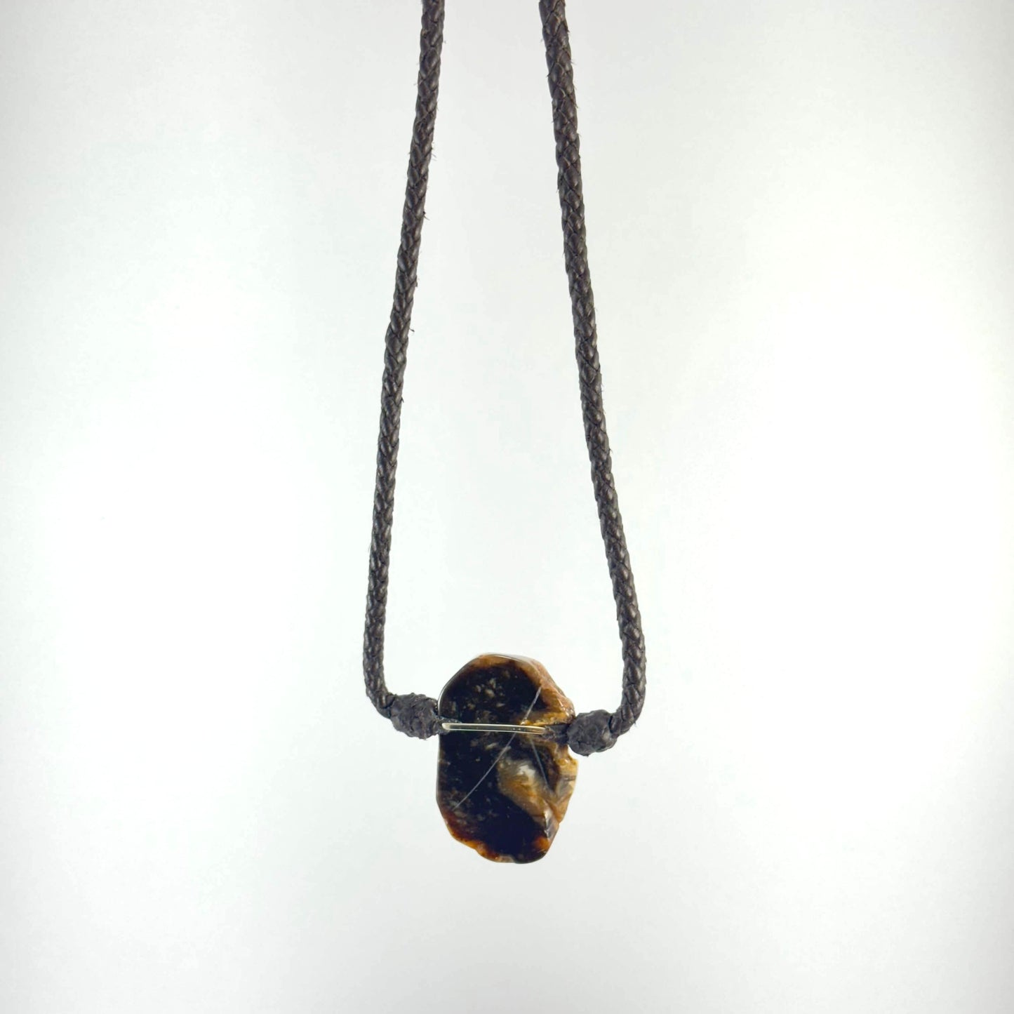Collar de cuero con madera fósil