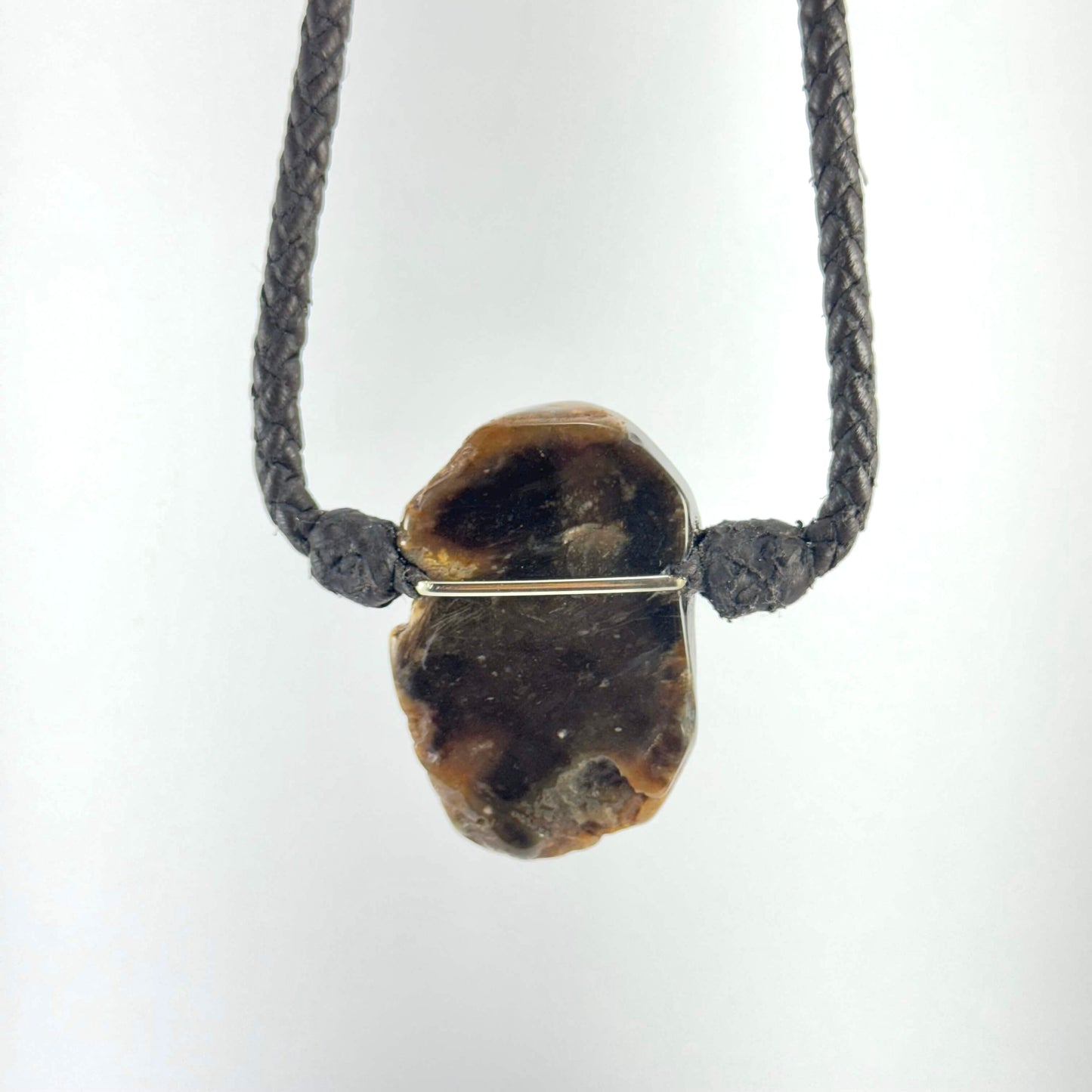 Collar de cuero con madera fósil