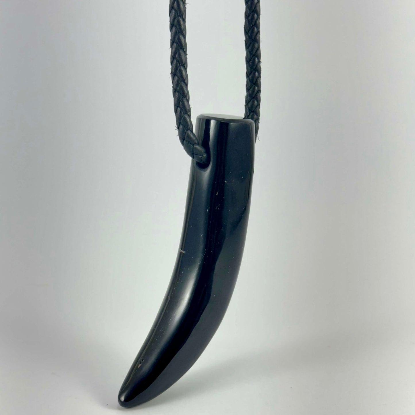 Collar de colmillo de obsidiana negra