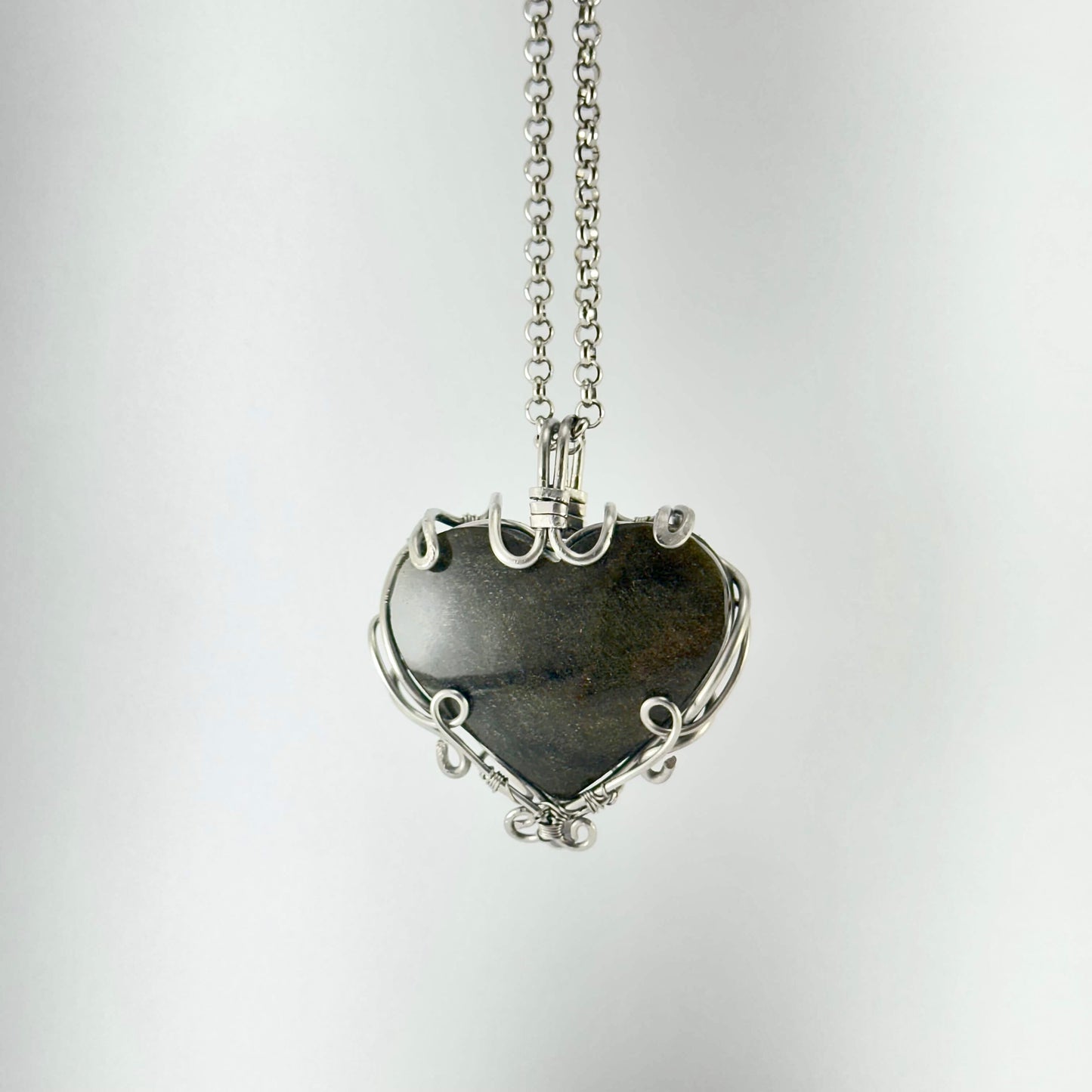 Dije de corazón de Obsidiana dorada