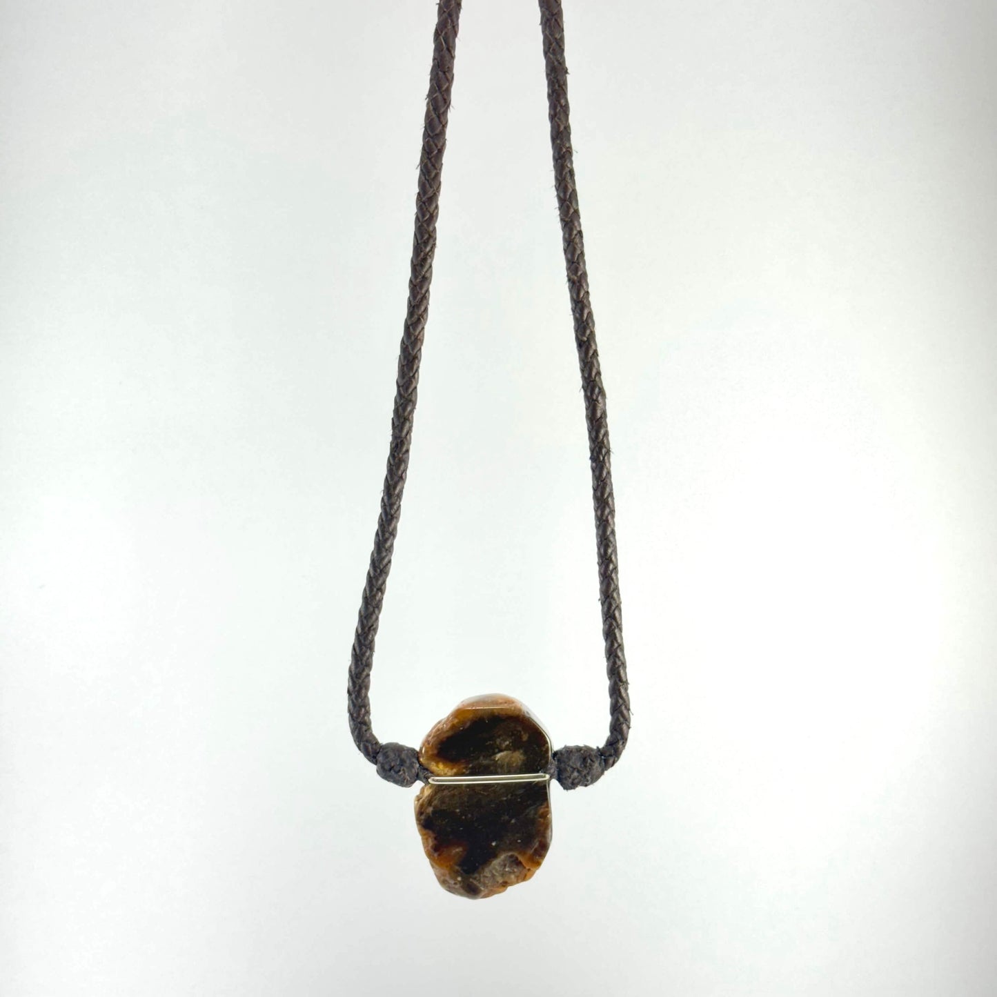 Collar de cuero con madera fósil