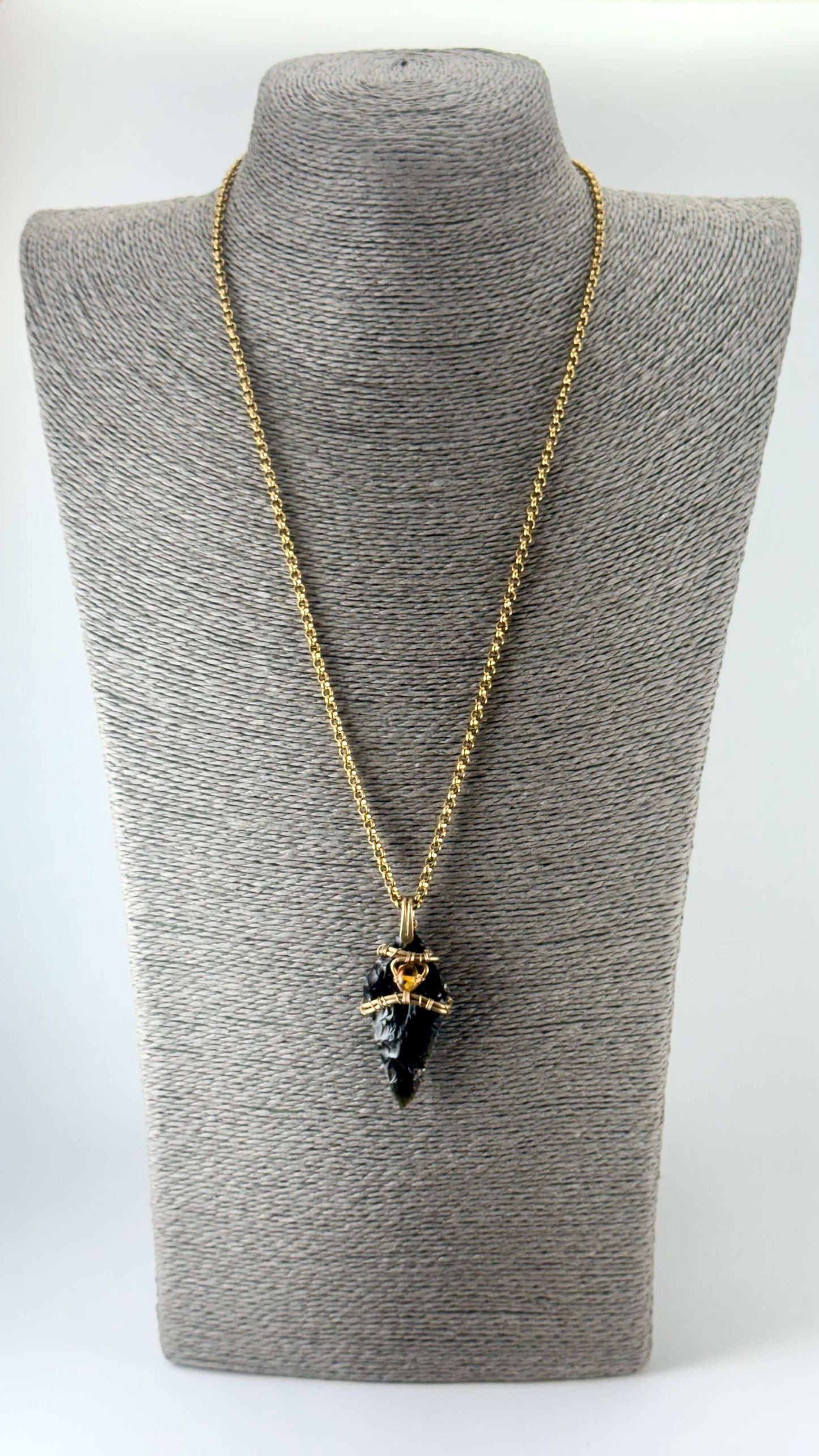 Dije de flecha de obsidiana negra rústica