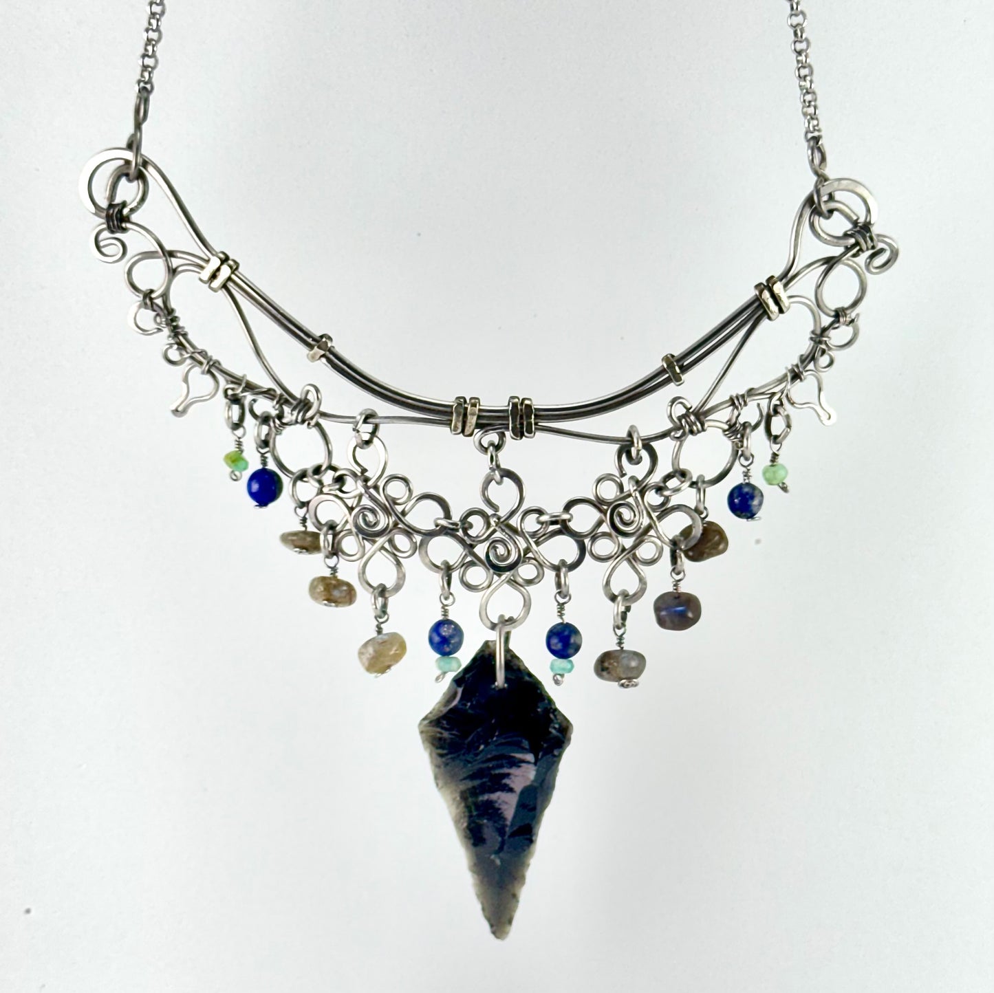 Collar con flecha de obsidiana y piedras pequeñas