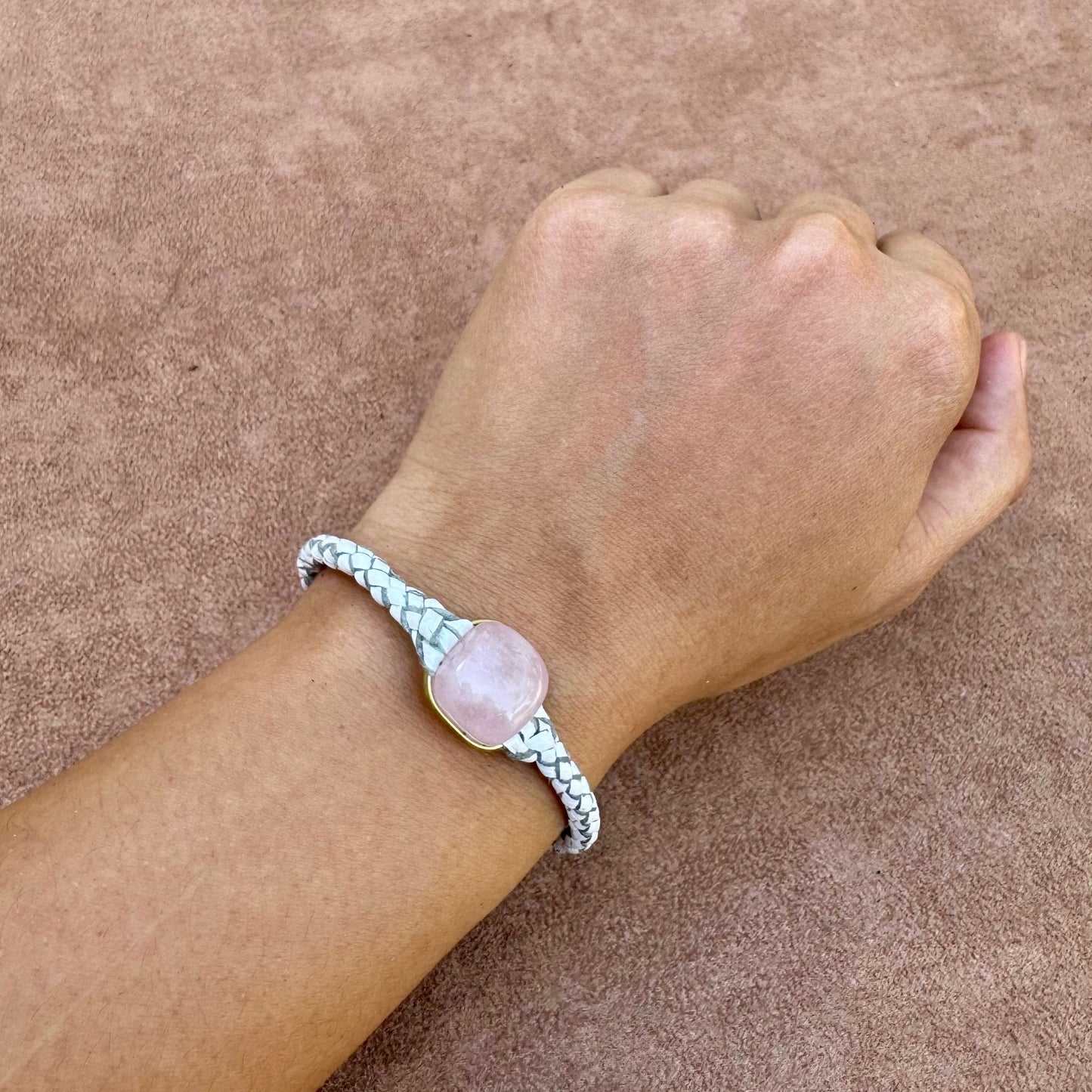 Pulsera de cuarzo rosa con cuero blanco. Medida personalizable.