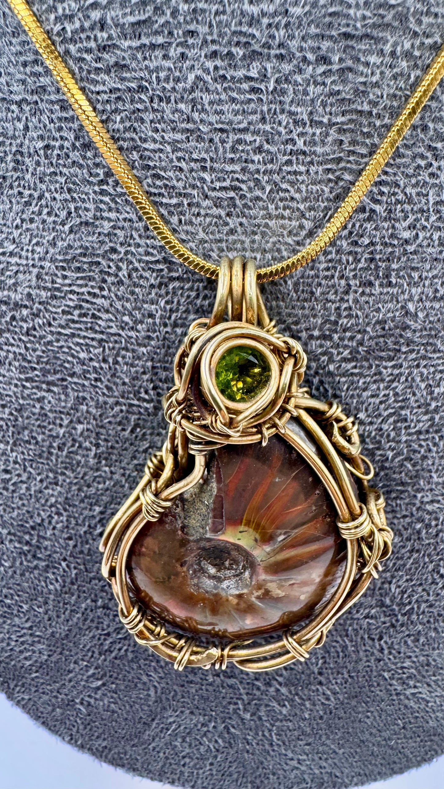 Pendentif Ammonite Opalisée. Wire wrap.