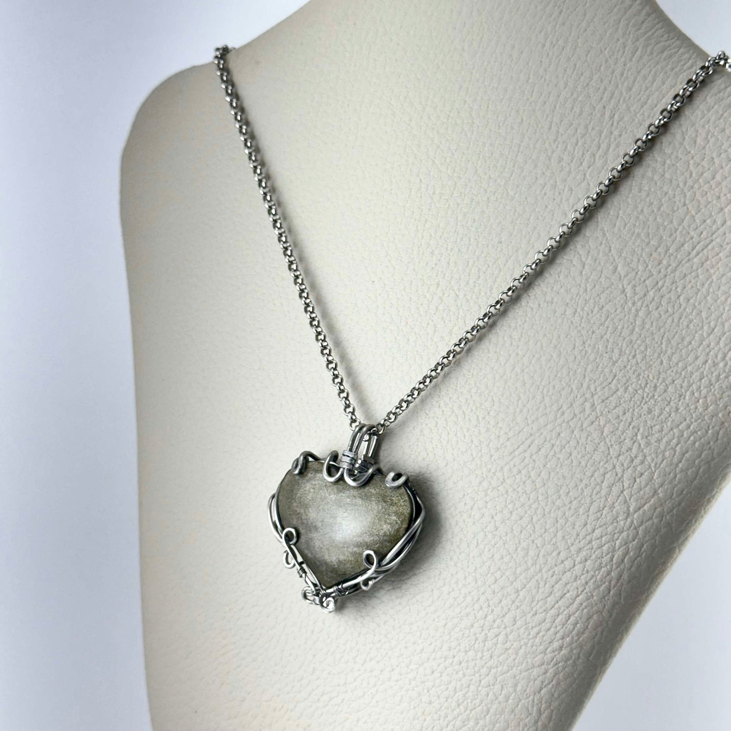 Dije de corazón de Obsidiana dorada