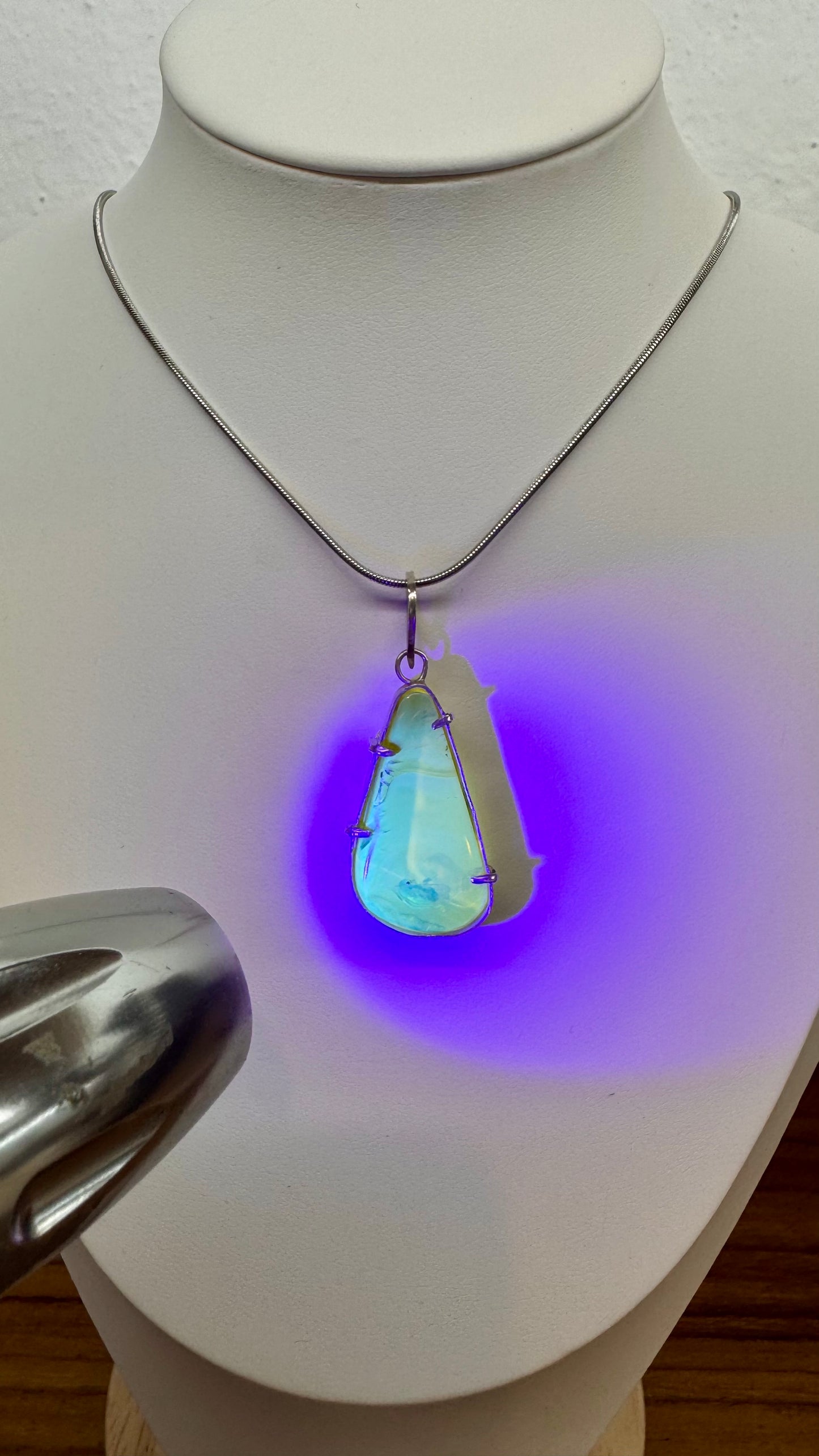 Pendentif en ambre avec mouche primitive en argent