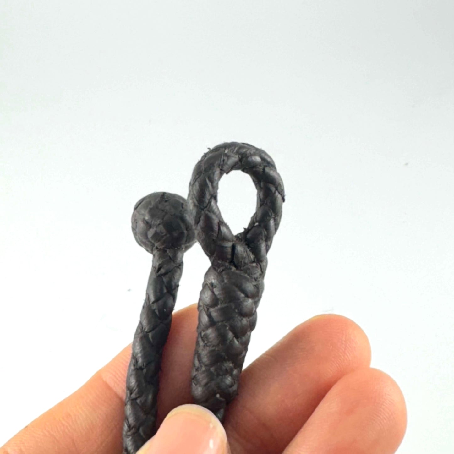 Collar de cuero con madera fósil