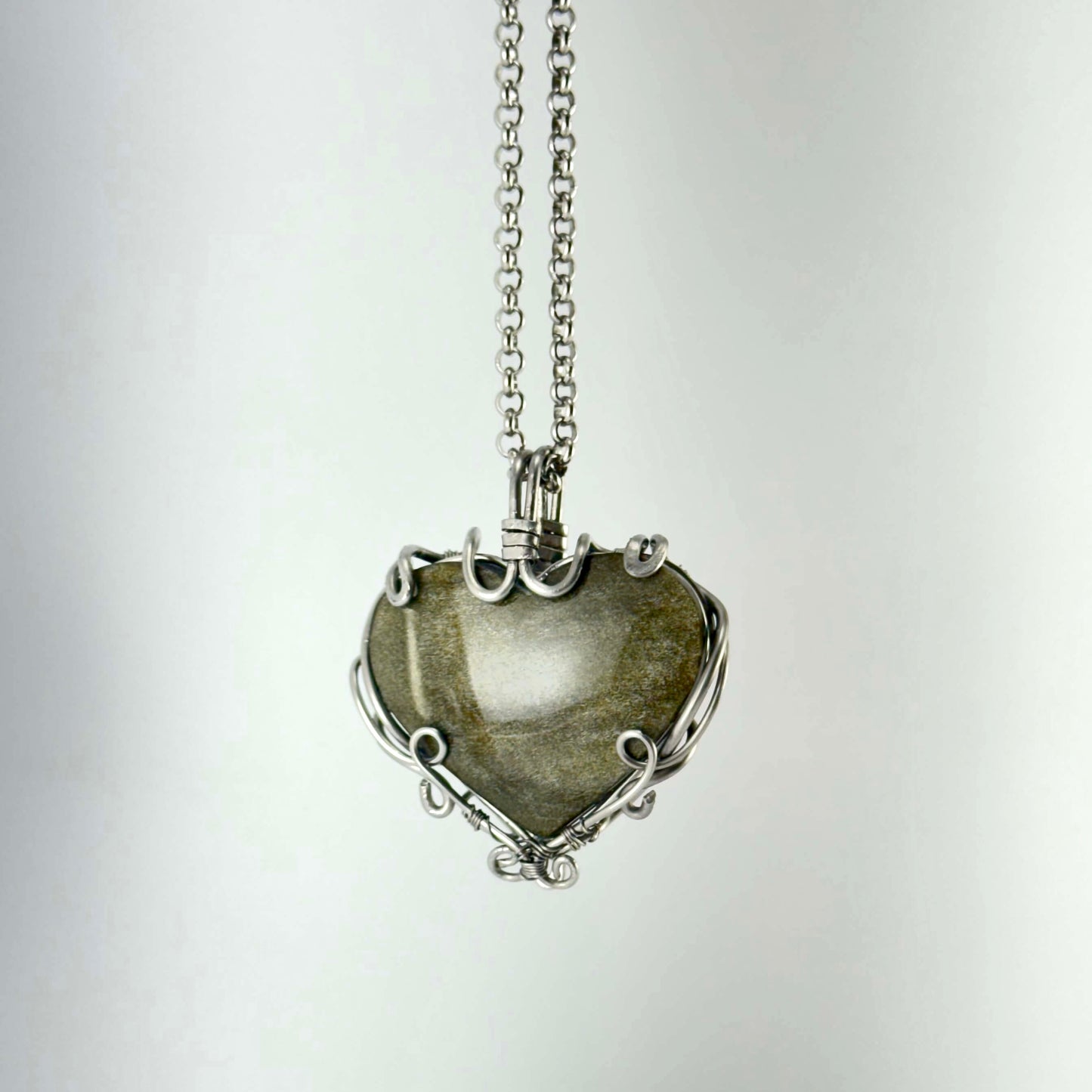 Dije de corazón de Obsidiana dorada