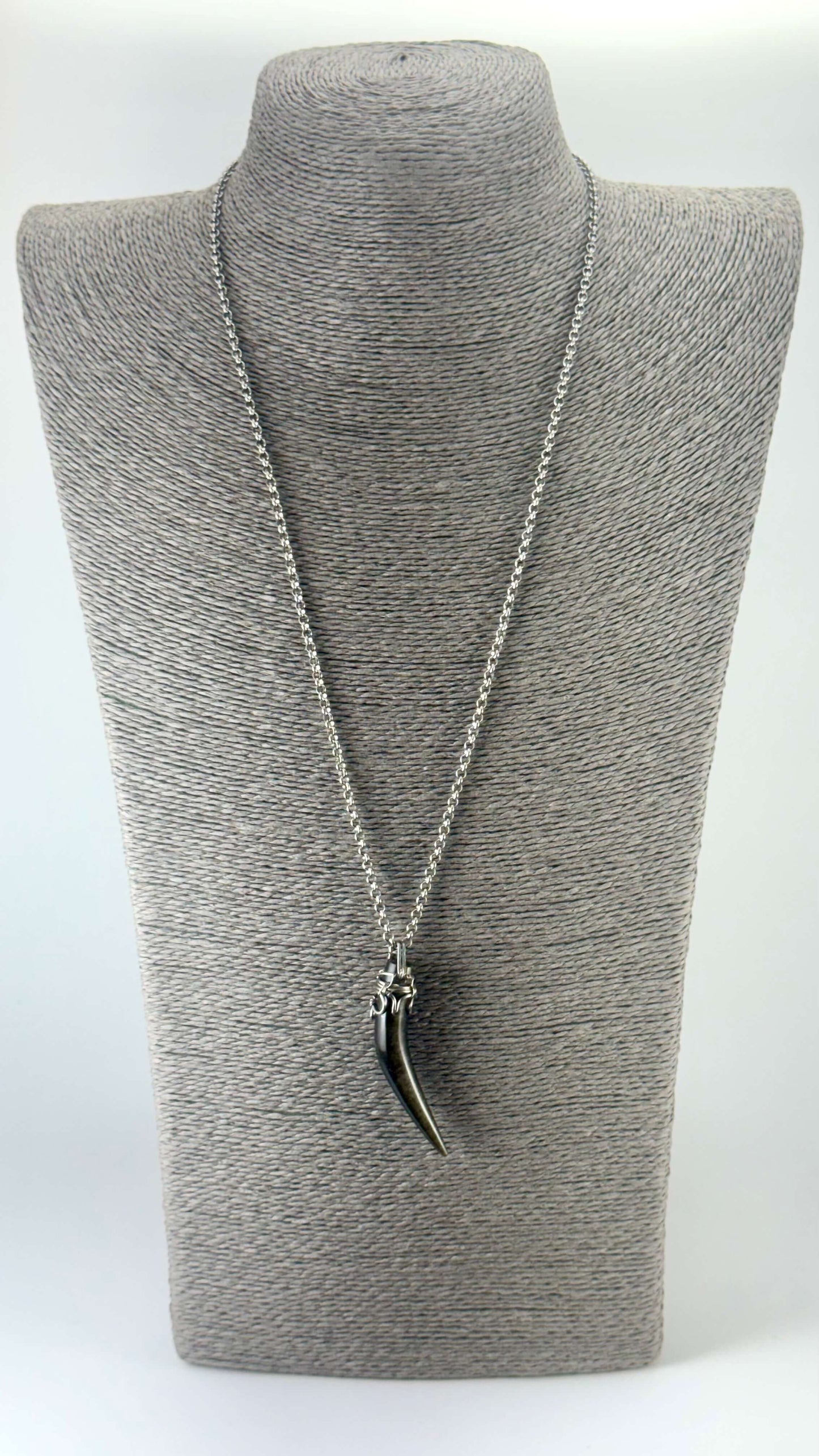 Colmillo de obsidiana dorada