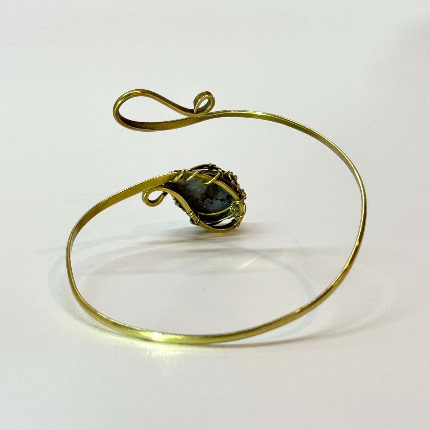 Brazalete de brazo. Labradorita azul