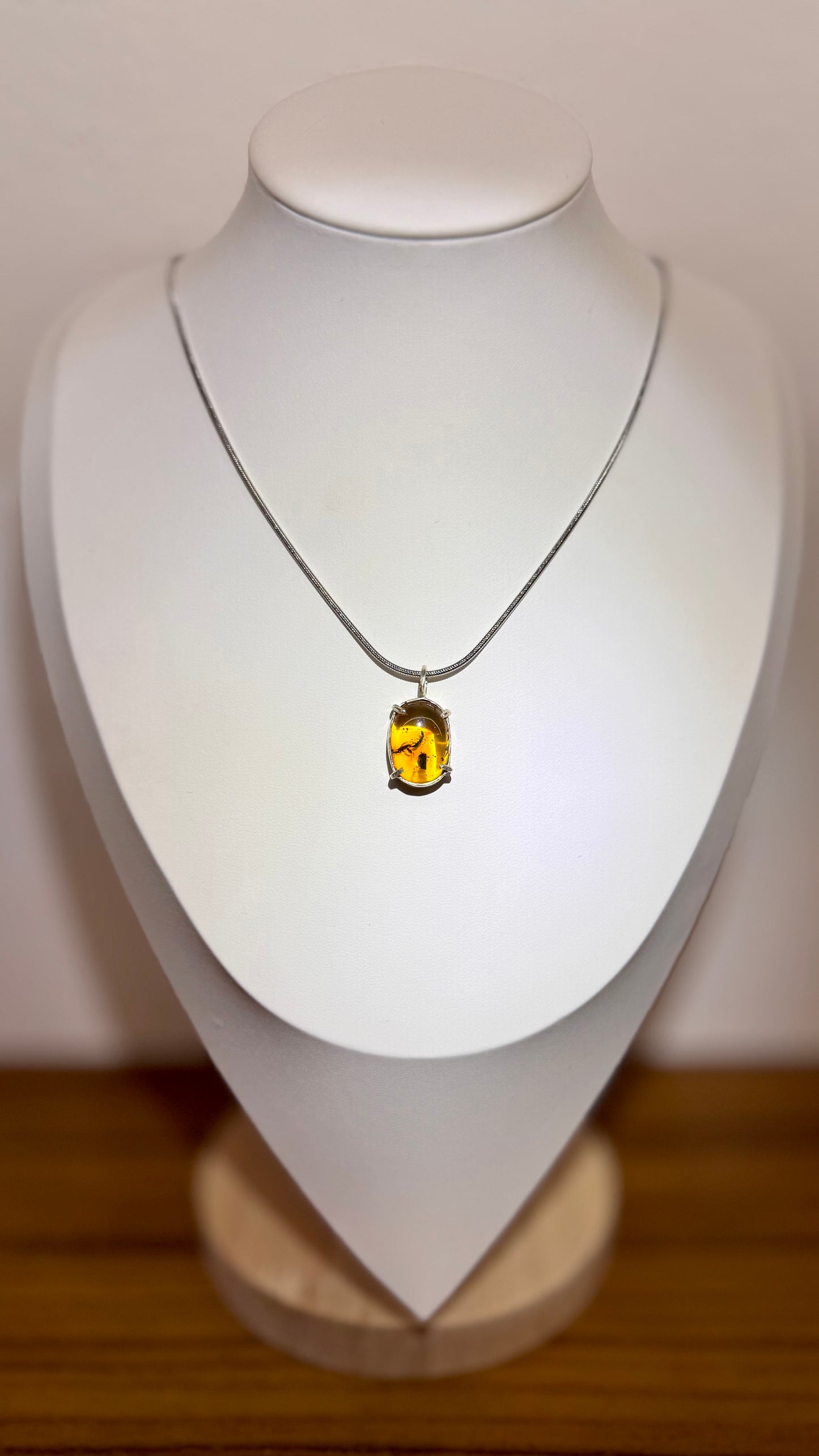 Dije de Ámbar pequeño con dos insectos. Plata.