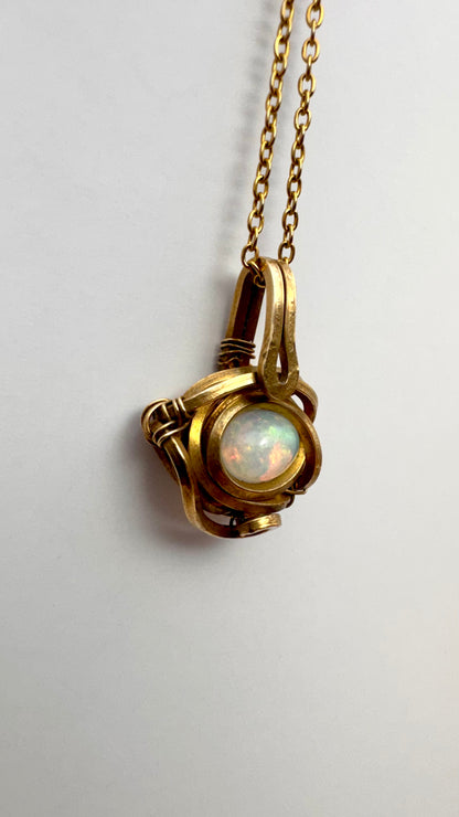 Ópalo blanco de Etiopía. Latón wire wrap