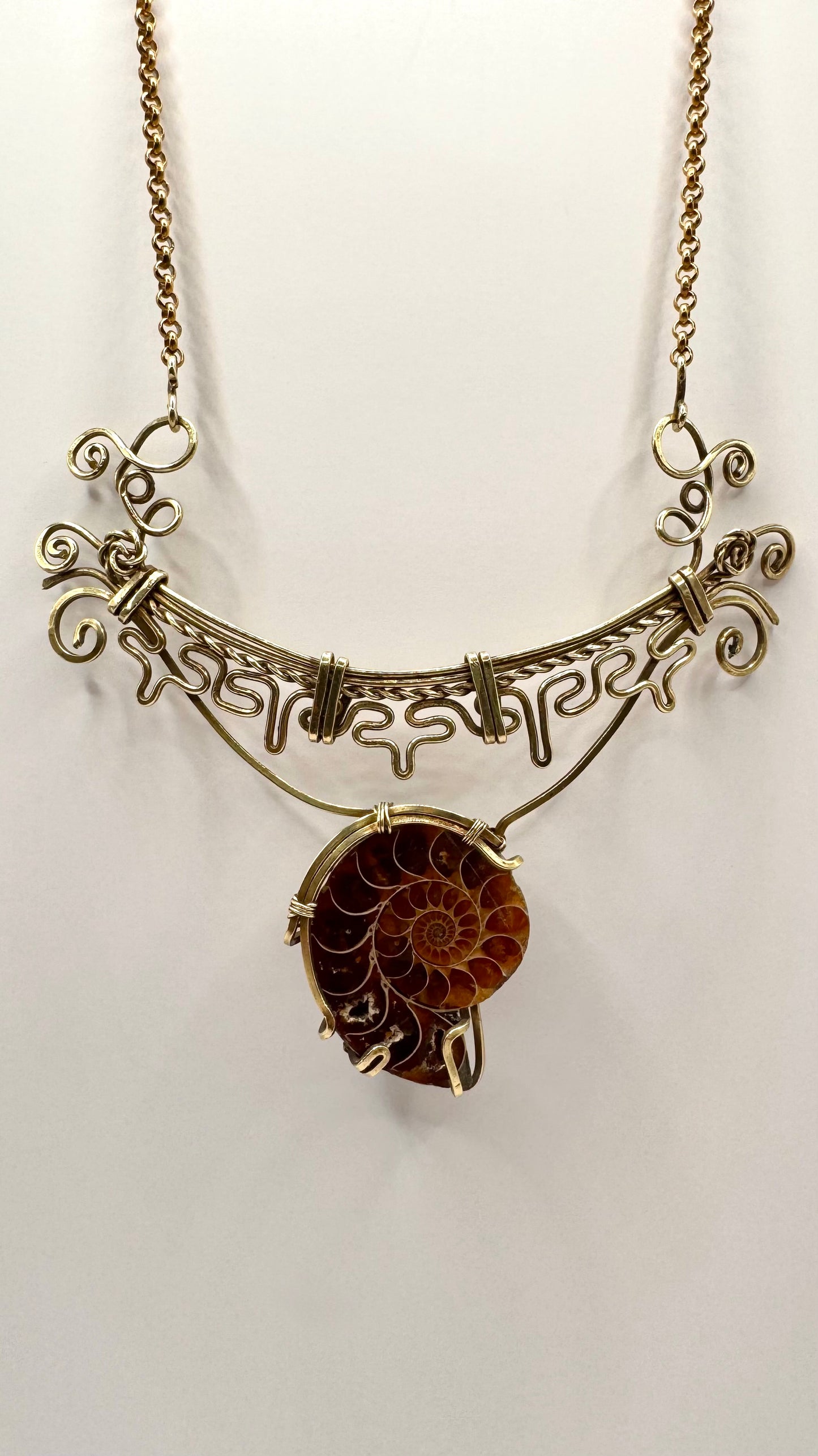 Collar de Amonite en latón