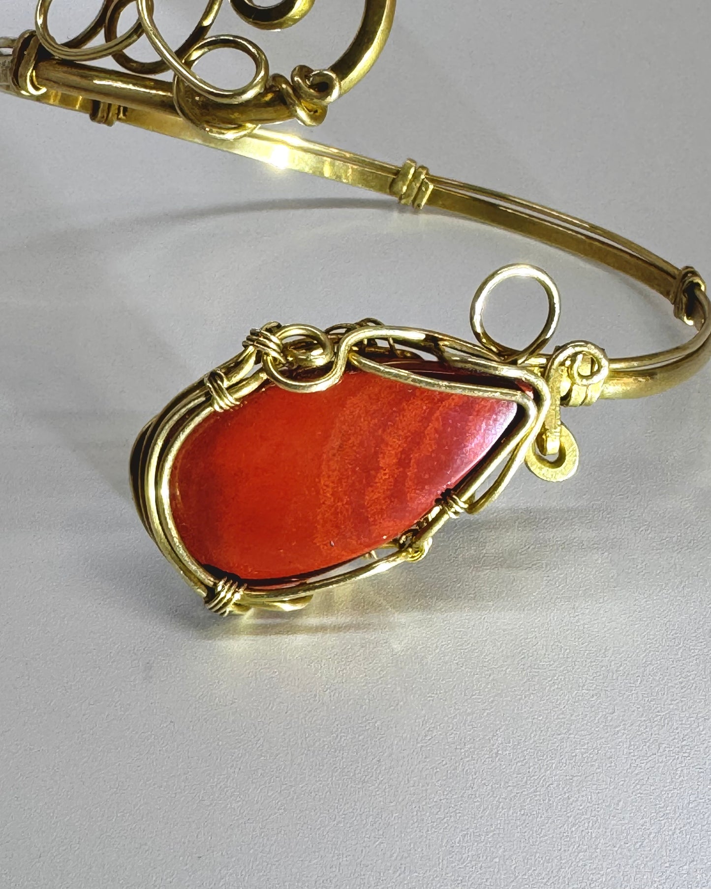 Bracelet de bras en jaspe rouge