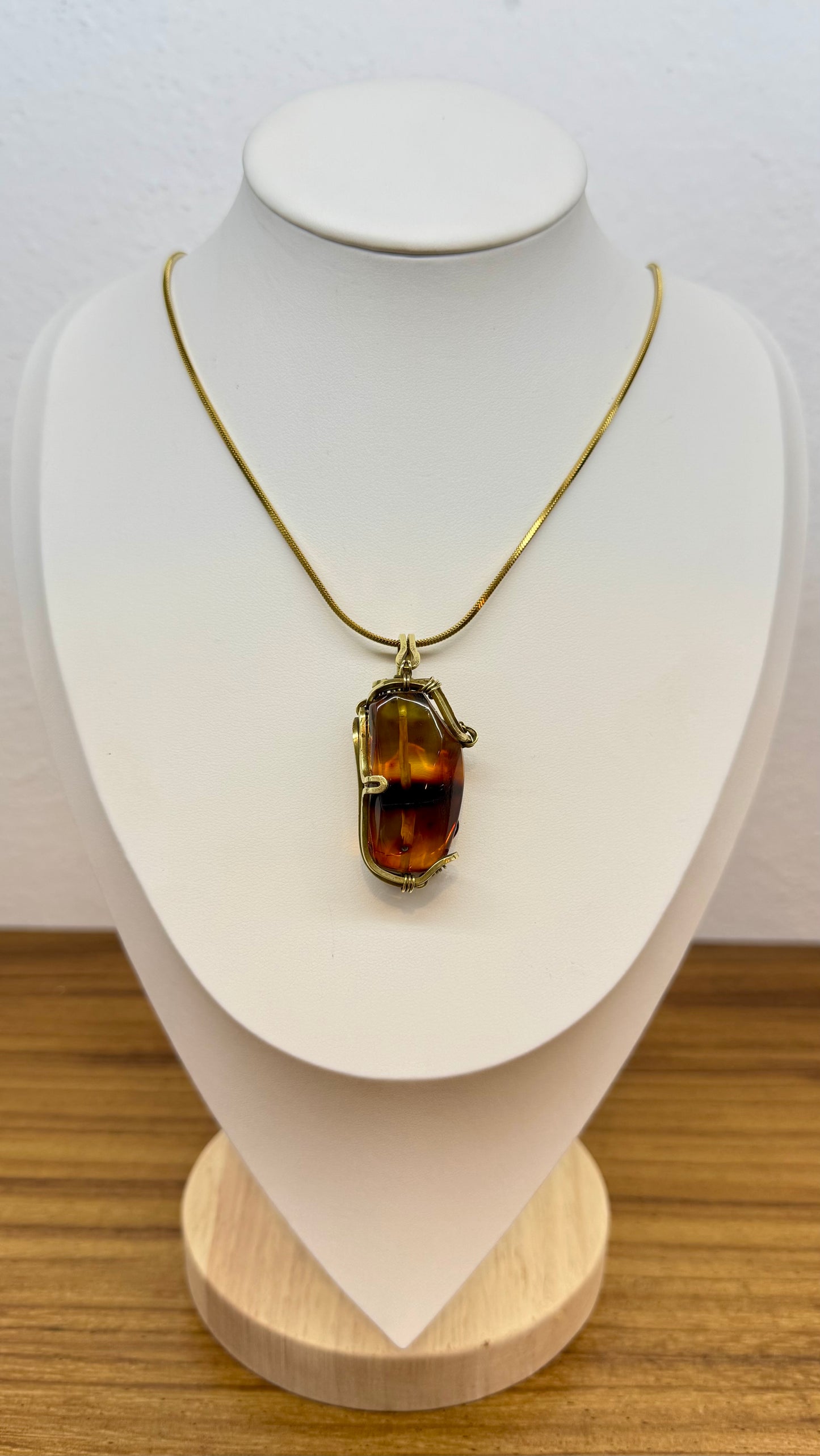 Dije de ámbar rojo mediano