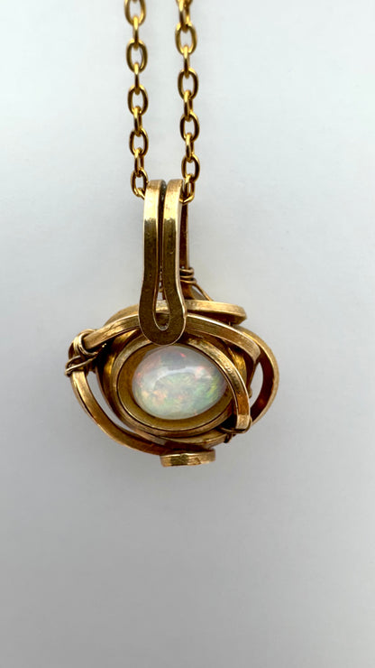 Ópalo blanco de Etiopía. Latón wire wrap