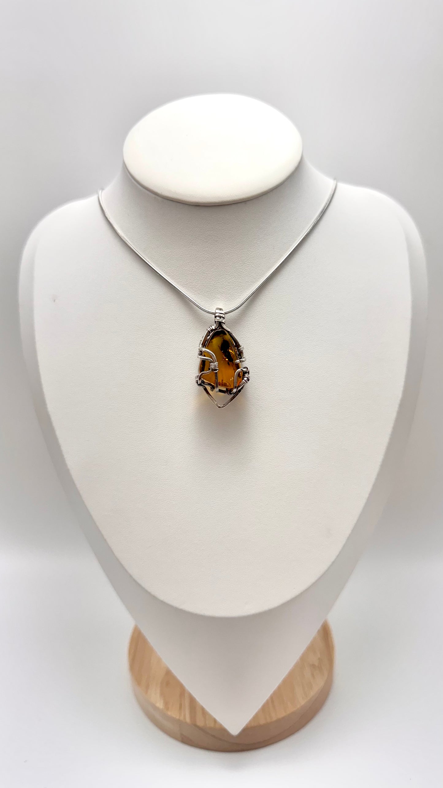 Pendentif en ambre avec blatte. Argent 950