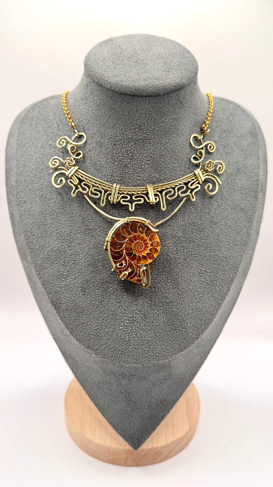 Collar de Amonite en latón