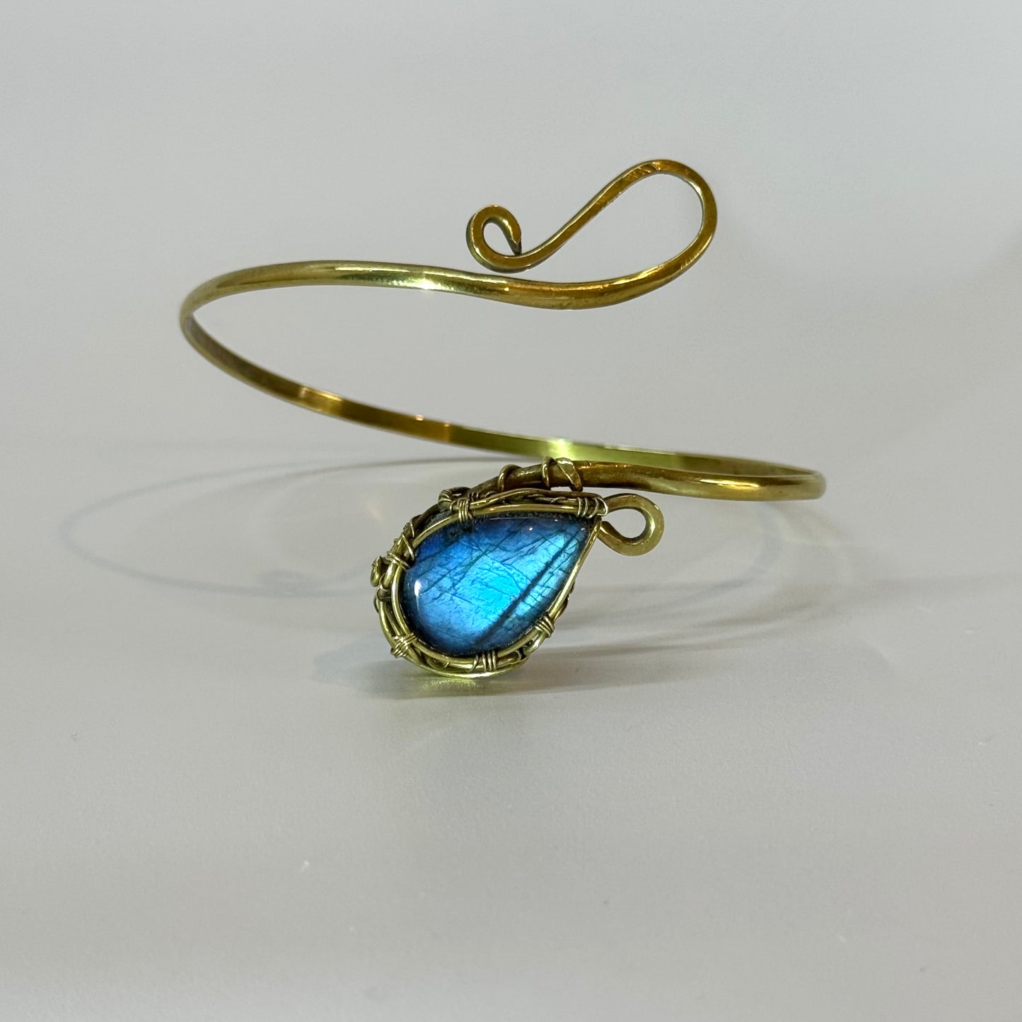 Brazalete de brazo. Labradorita azul