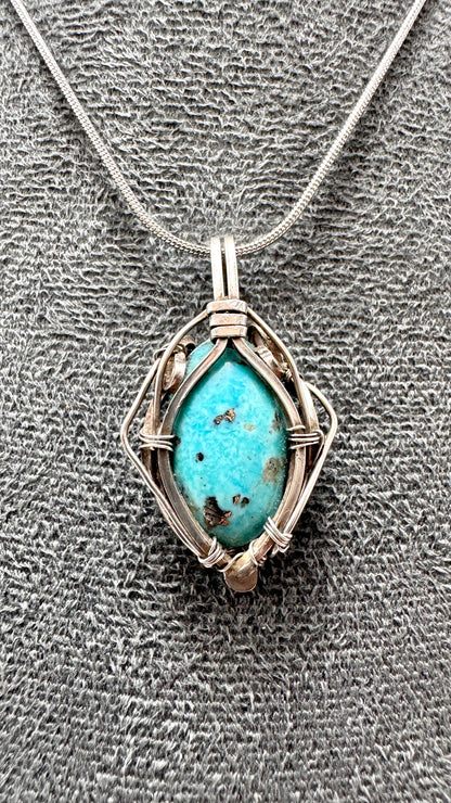 Pingente de turquesa do Paquistão. Prata com técnica wire wrap.