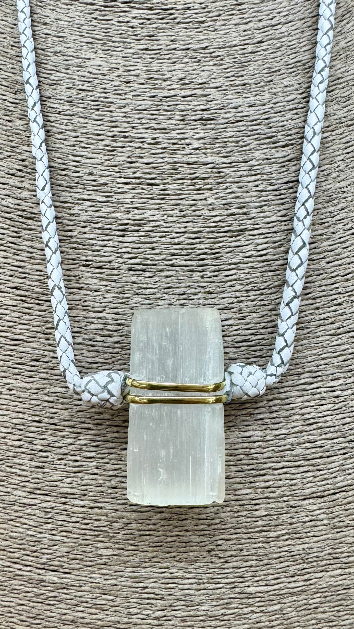 Collar de Selenita con trenza de cuero