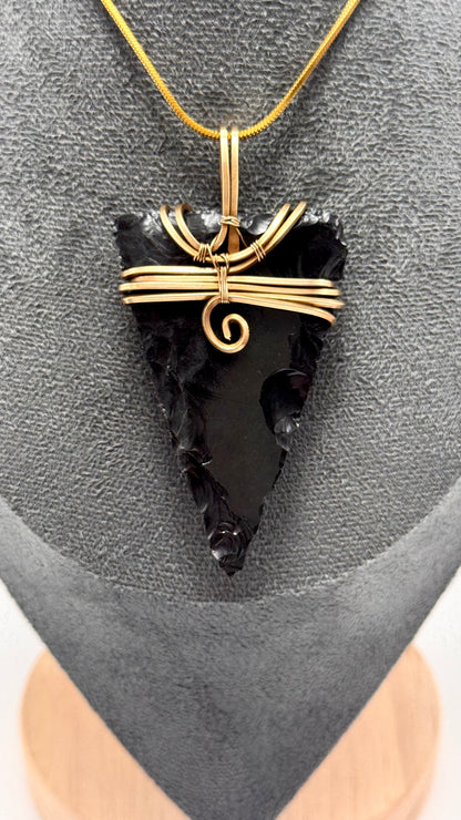 Anhänger aus rustikalem schwarzem Obsidian in Pfeilform