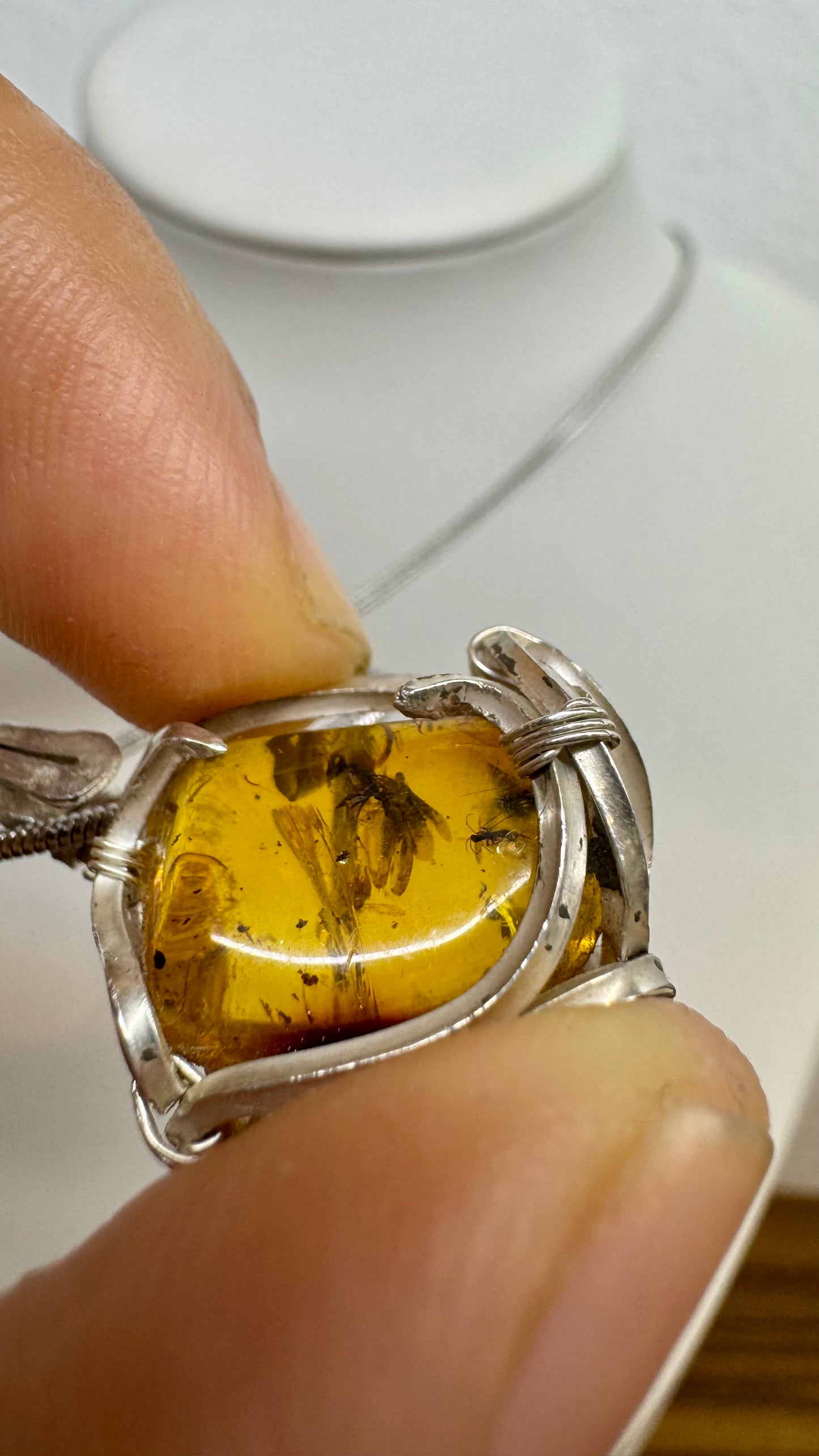 Dije de Ámbar con mosca primitiva y mosquito