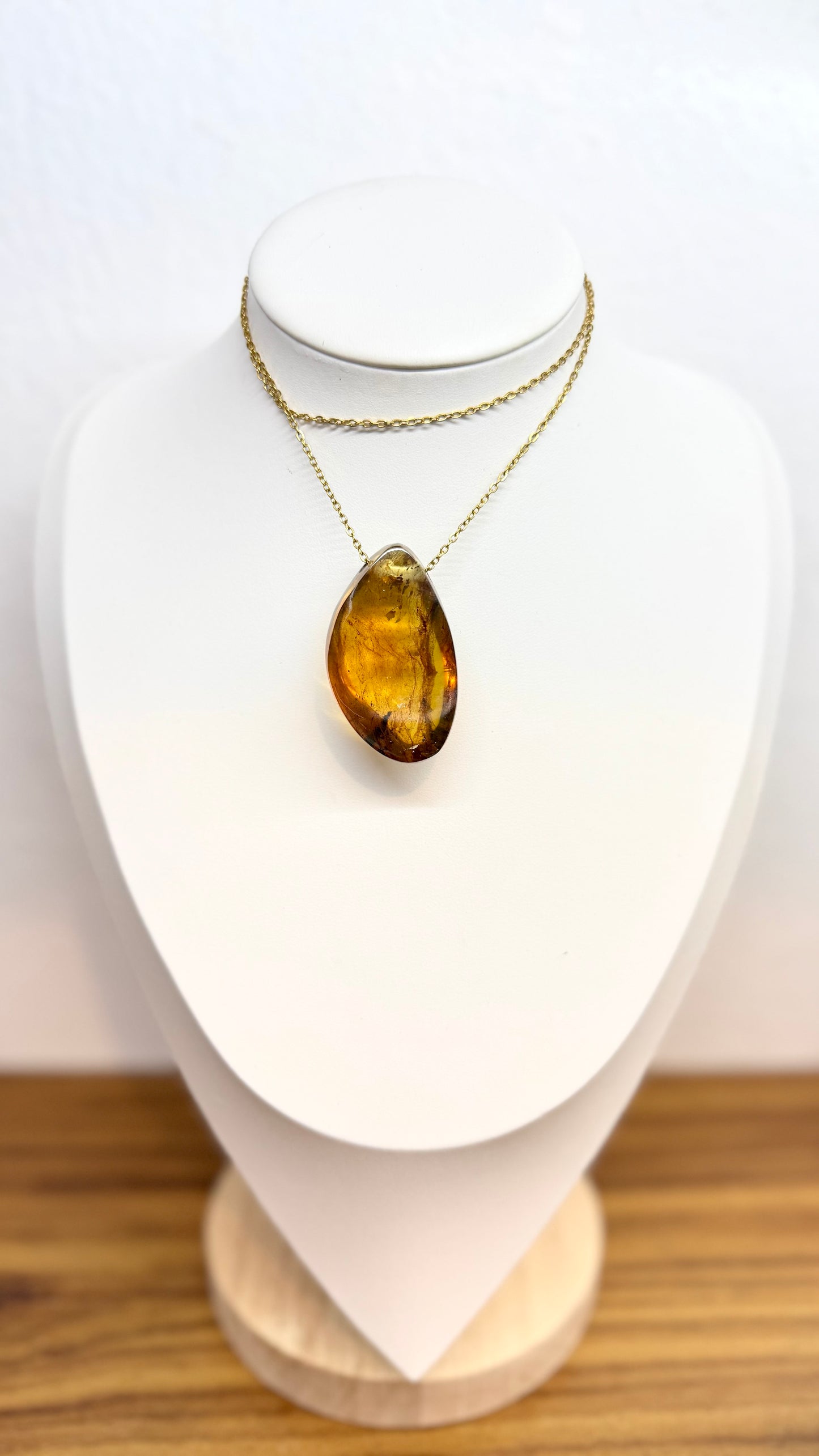 Colgante de ámbar ovalado con cadena