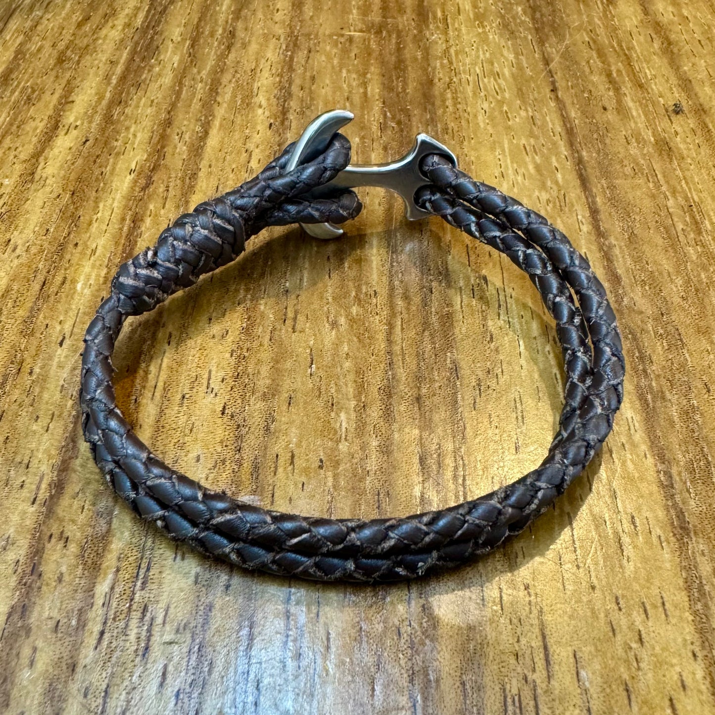 Pulsera de cuero con ancla. Medida personalizable.