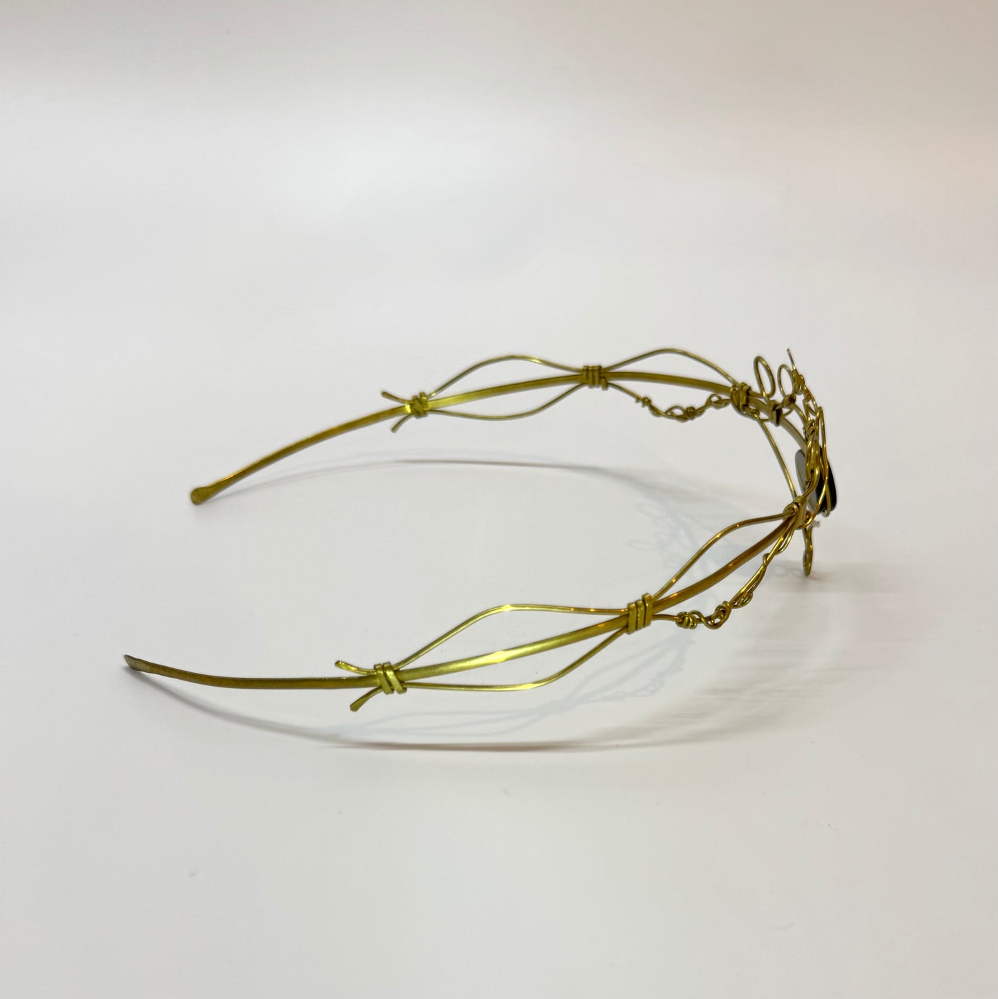 Tiara de obsidiana en latón