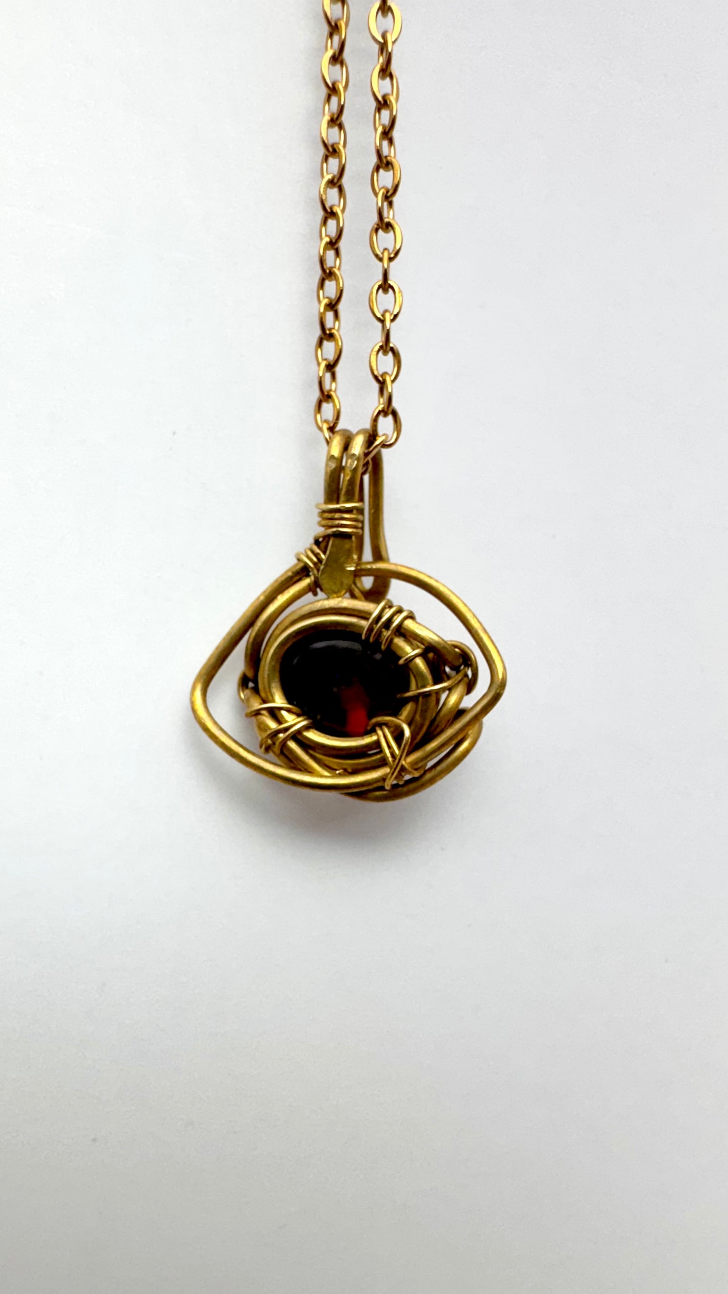 Dije de Ópalo negro Etíope. Latón wire wrap