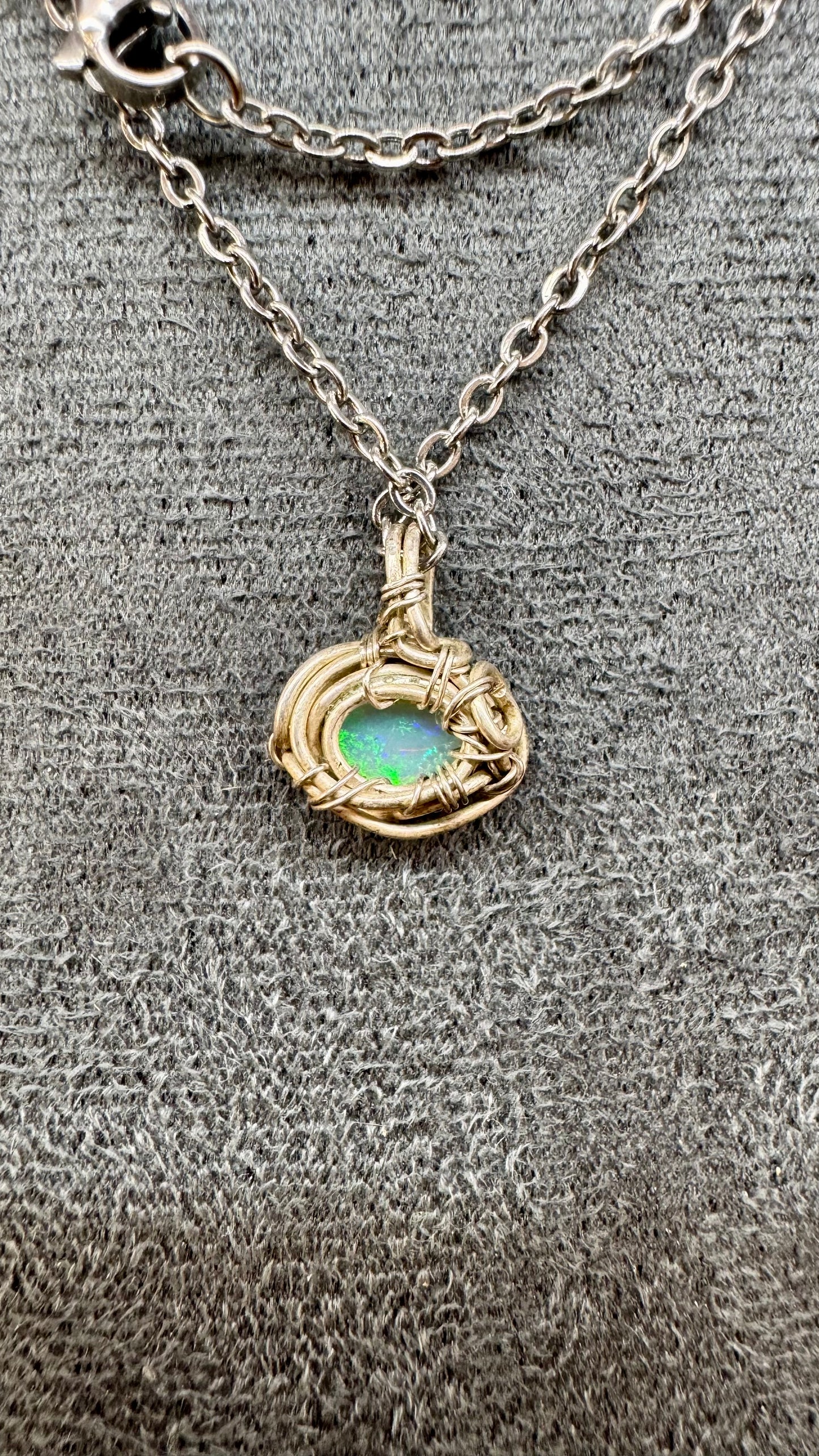 Colgante de ópalo etíope. Plata 950