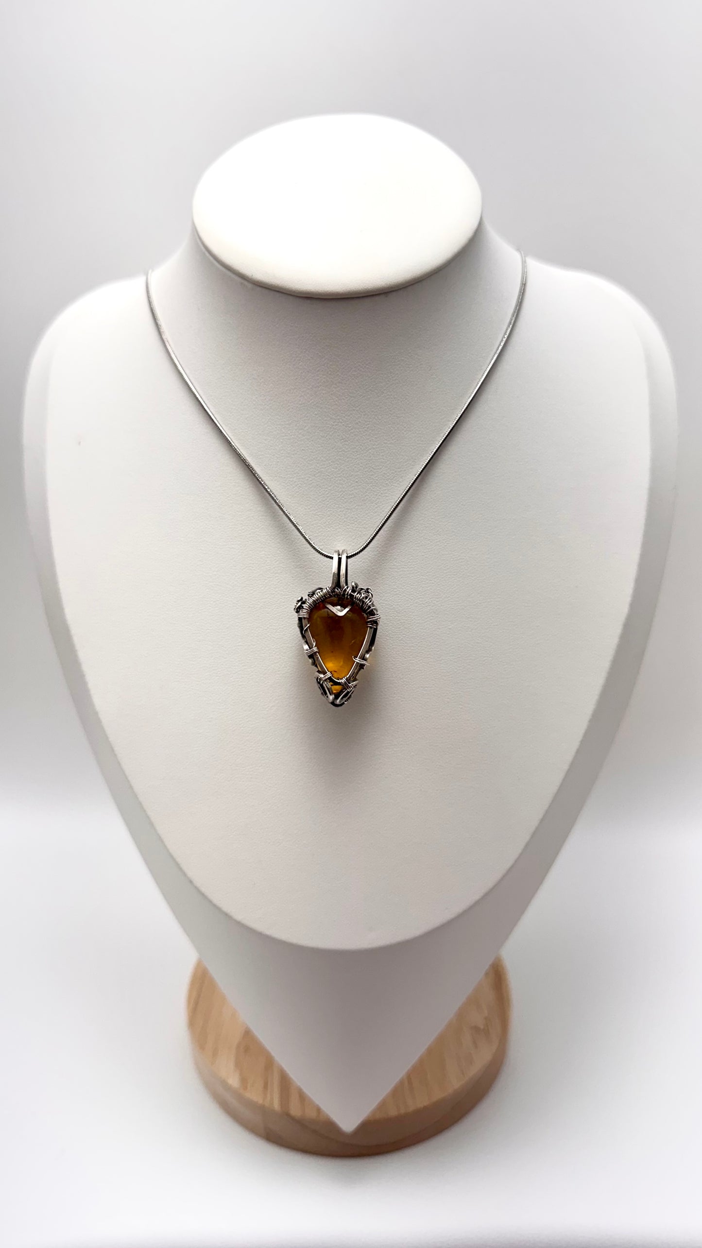 Pendentif en ambre avec inclusion de moustique. Fil d'argent enroulé