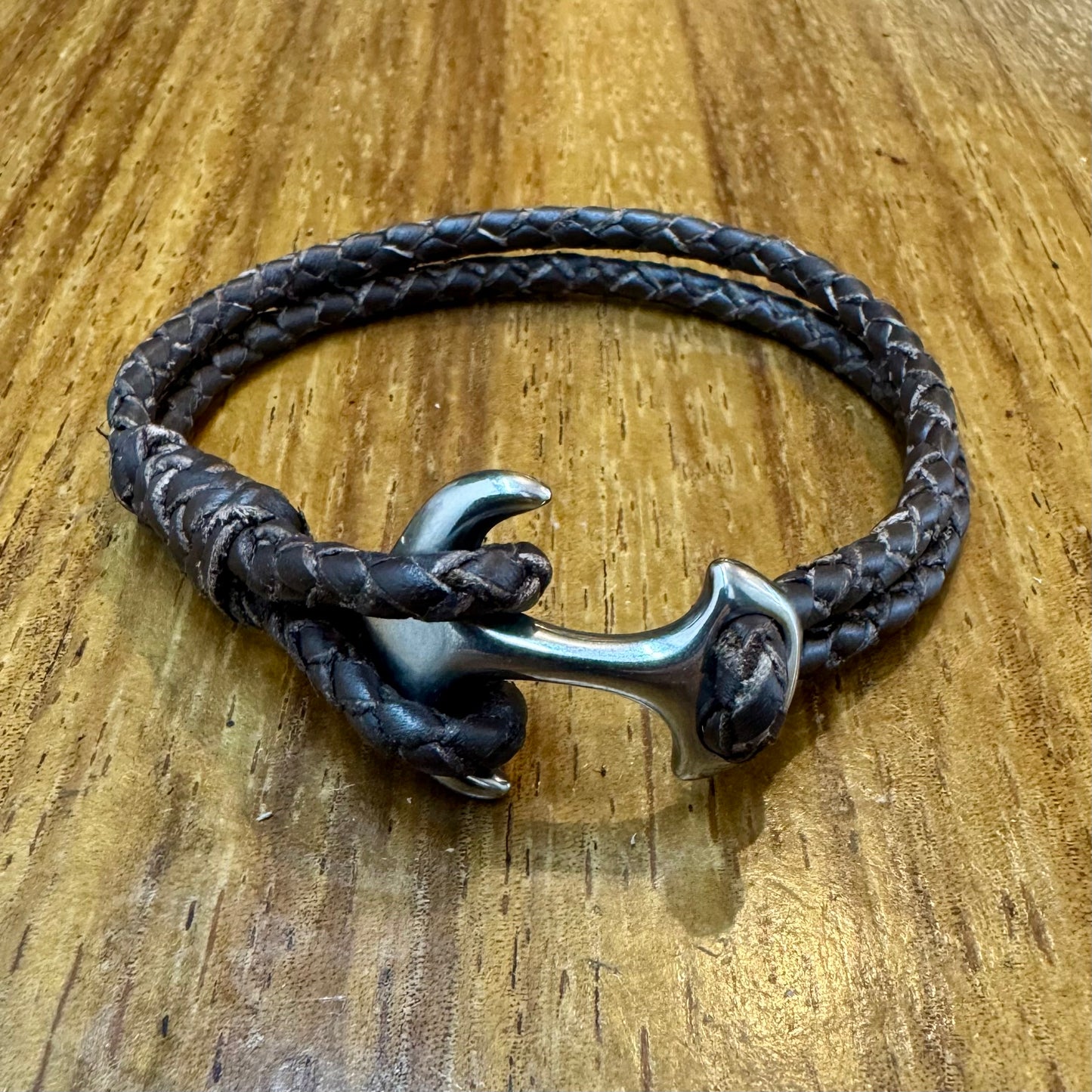 Pulsera de cuero con ancla. Medida personalizable.