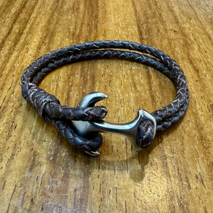Pulseira de couro com âncora. Medida personalizável.