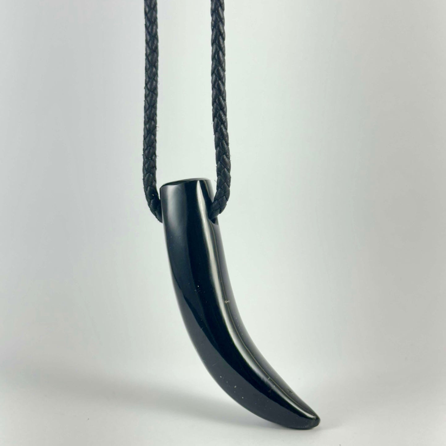 Collar de colmillo de obsidiana negra